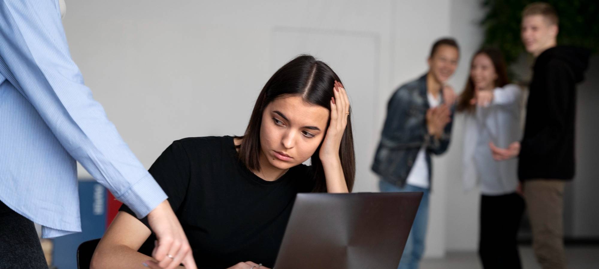 Symbolbild: Mobbing im Büro/ auf der Arbeit
