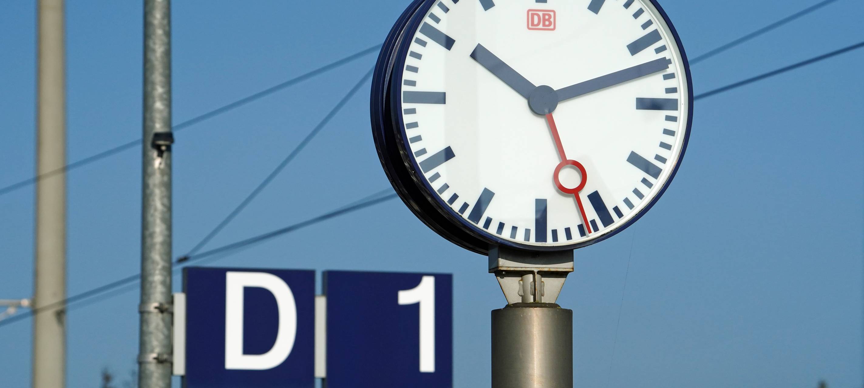 Uhr auf dem Bahnsteig