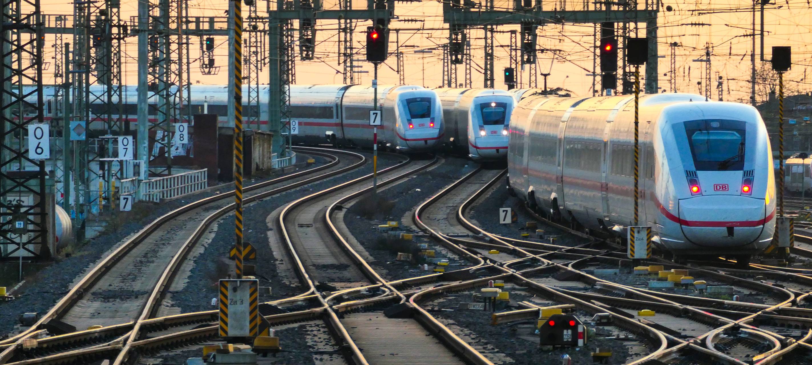 ICE-Züge auf Gleise