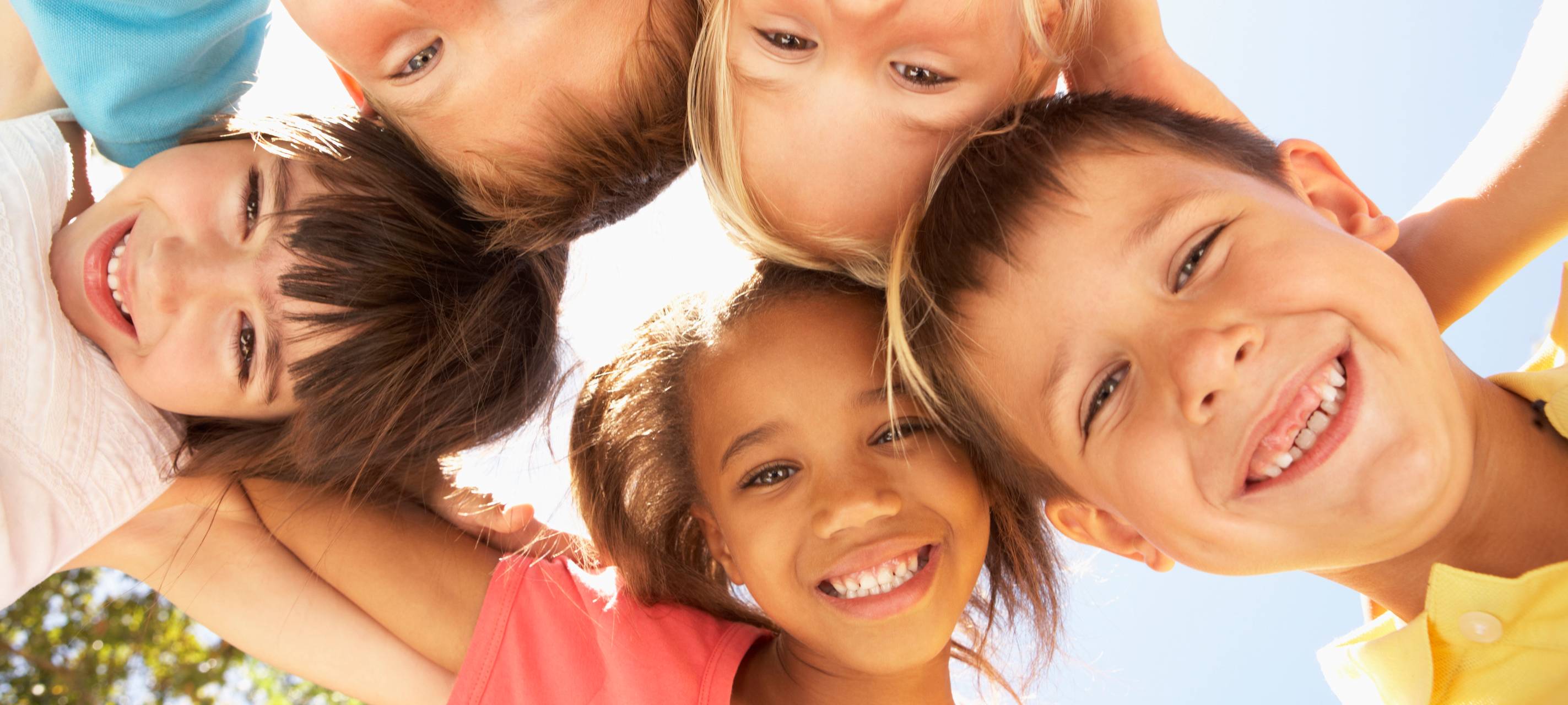 Kinder lachen. Symbolbild.