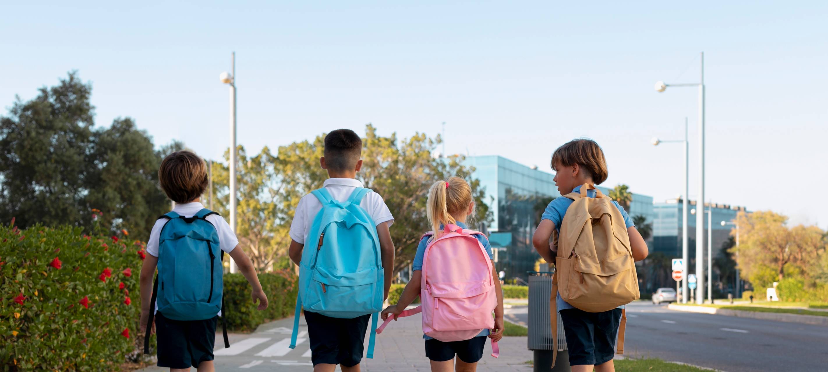 Vier Kinder auf dem Weg zur Schule.