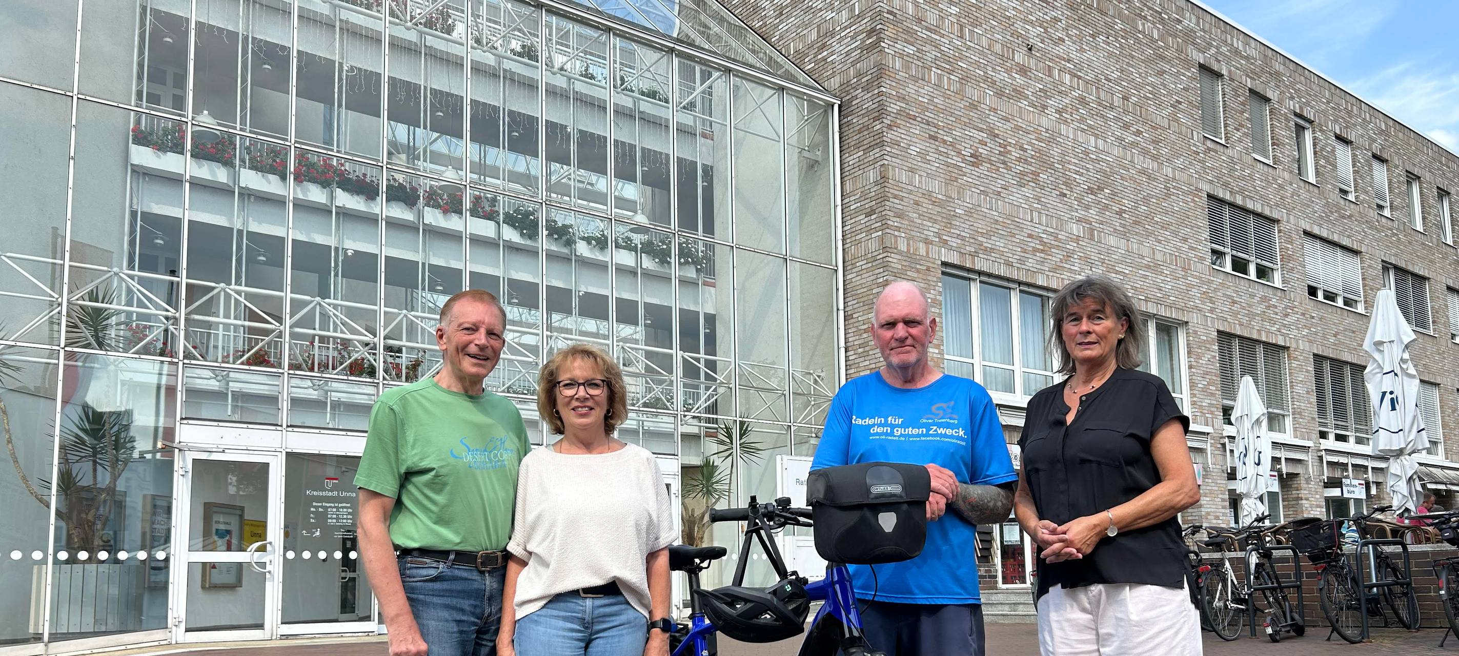 Die stellvertretende Bürgermeisterin Renate Nick begrüßte Oliver Trelenberg vor dem Unnaer Rathaus. Dieter und Monika Rebbert von der Kinderkrebshilfe Unna (links) freuten sich über die Gelegenheit zum Austausch.
