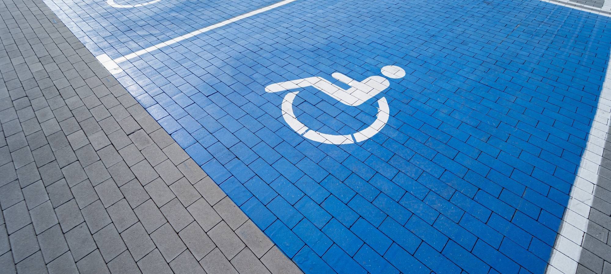 Symbolbild Parkplatz für Menschen mit Behinderung.