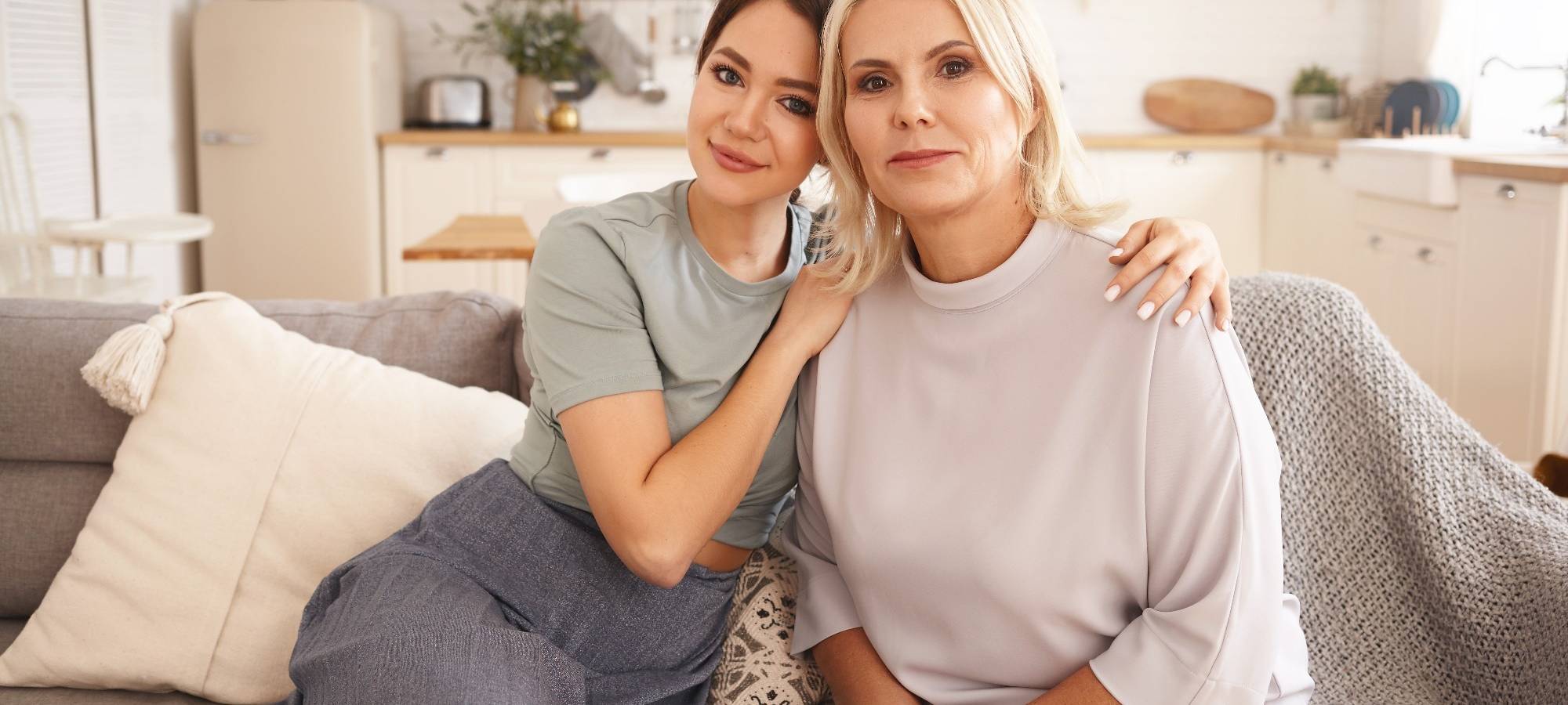 Symbolbild: Mutter und erwachsene Tochter auf Sofa