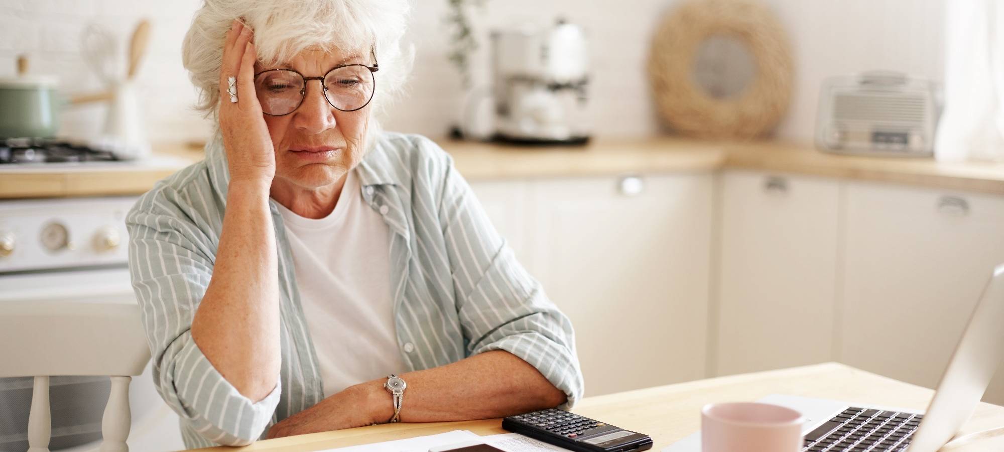 Rentnerin schut sich den Rentenbescheid an.