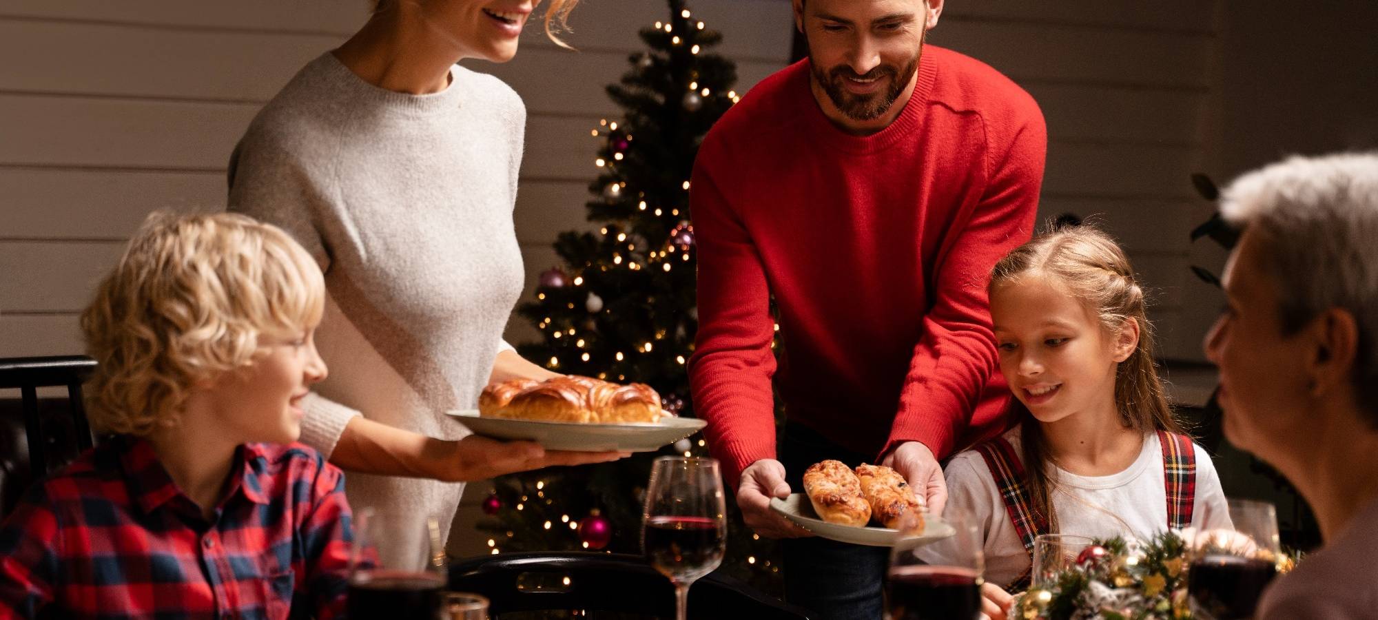 Symbolbild: Familie isst Weihnachtsessen am Tisch