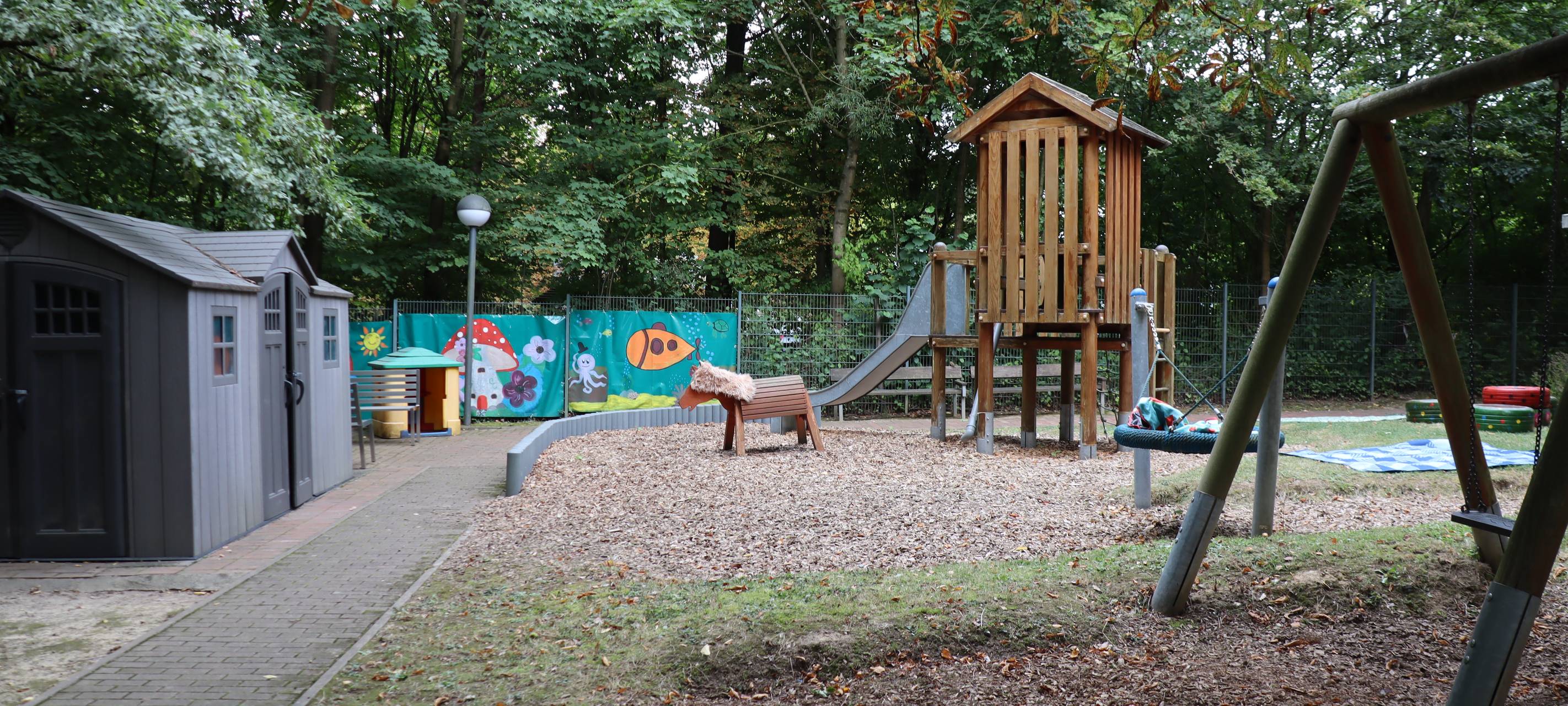 Spielplatz mit Schaukel, Rutsche und anderen Möglichkeiten für Kinder sich frei zu bewegen