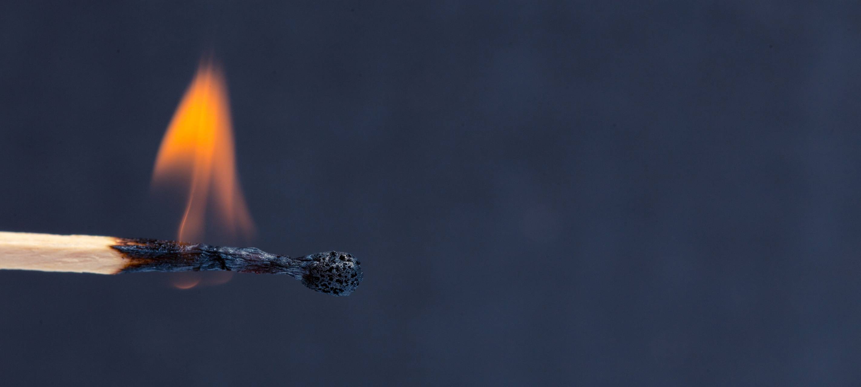 Brennendes Streichholz