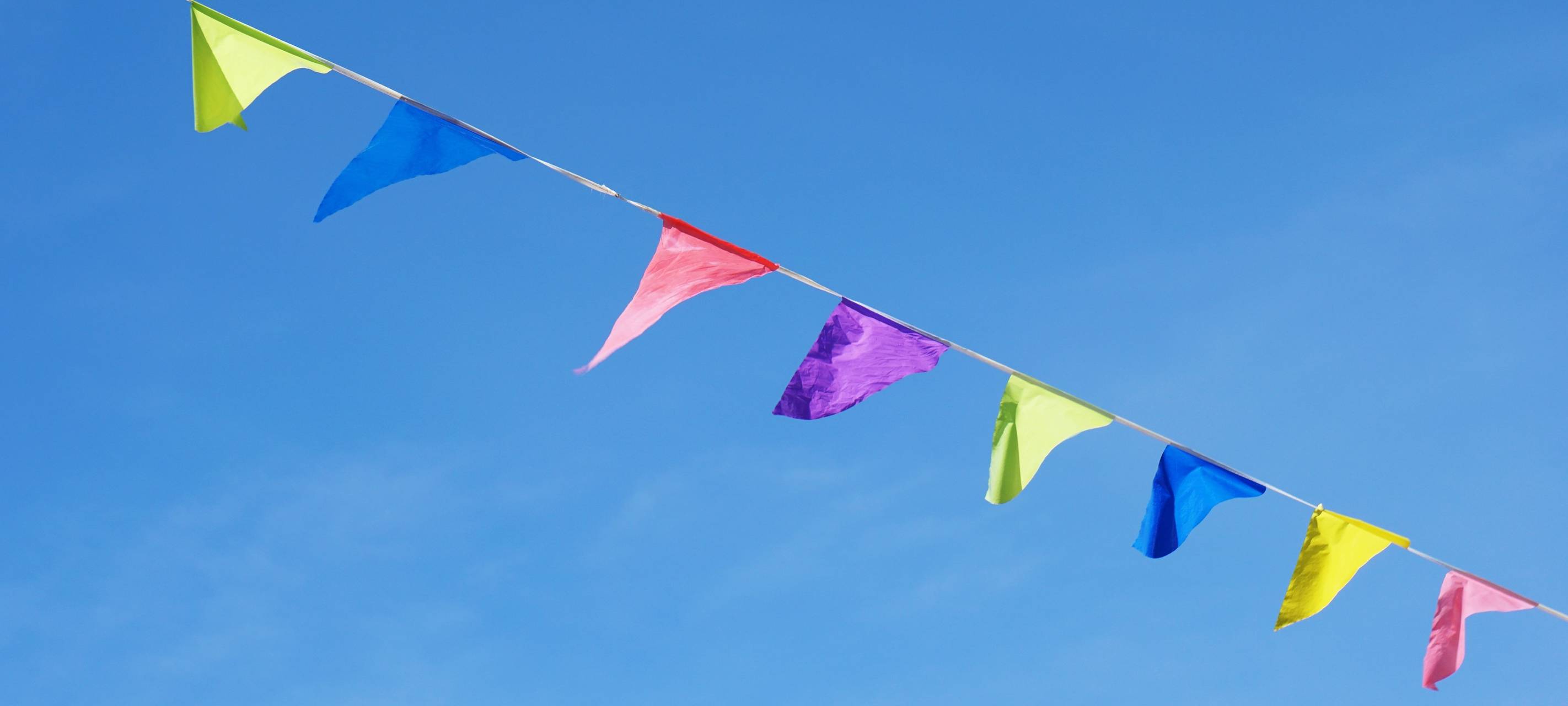 Eine Girlande mit bunten Fahnen