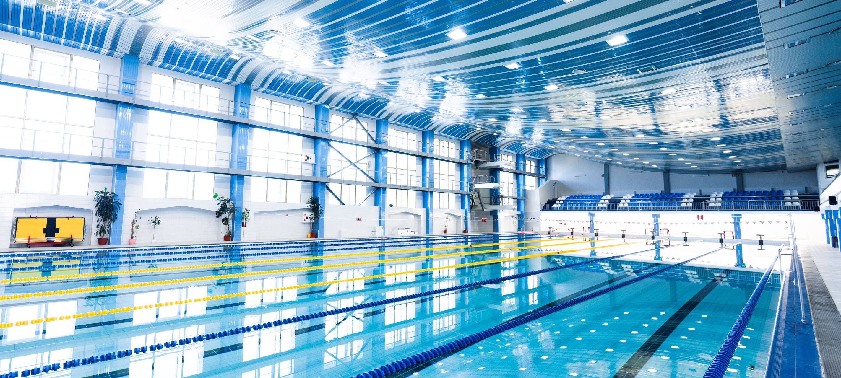 Schwimmbecken eines Hallenbads