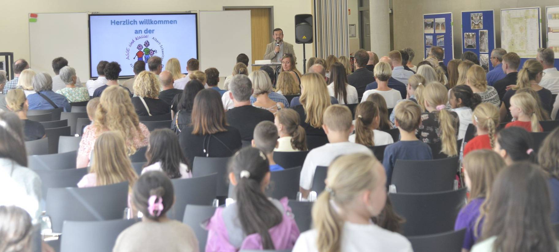 Der Bürgermeister begrüßt die Besucher.