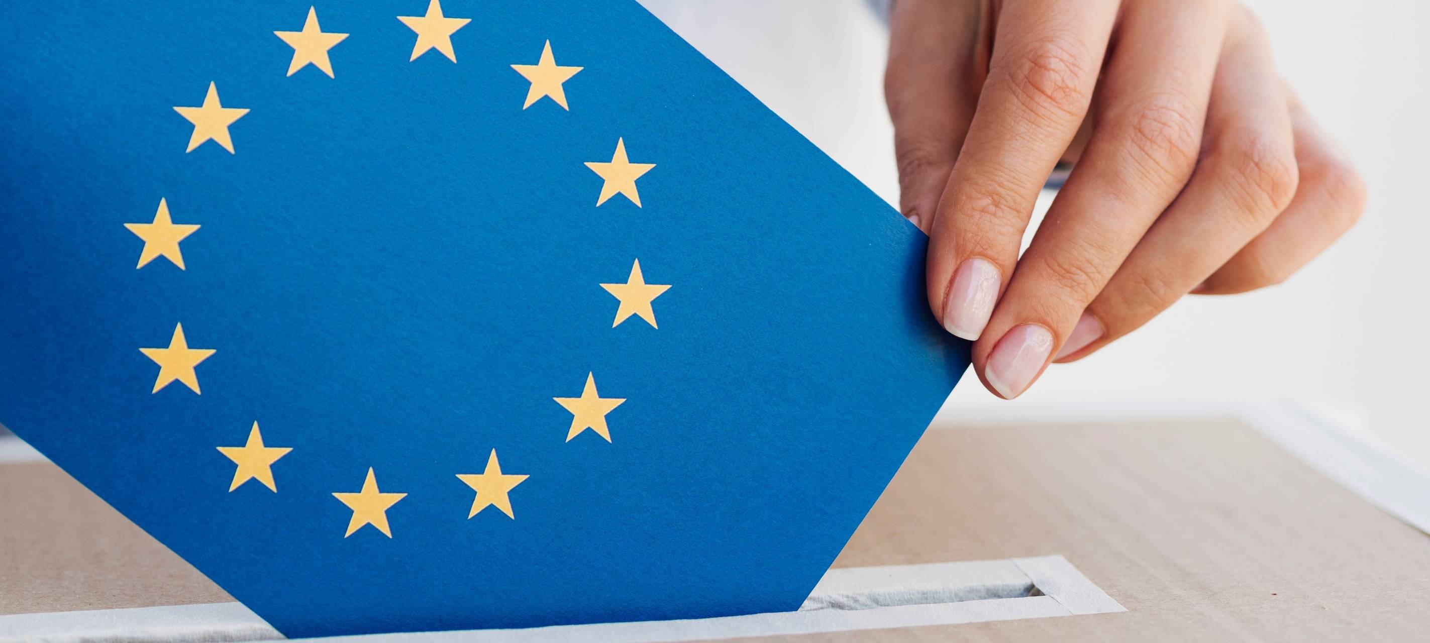 Umschlag mit den Symbolen der Europäischen Union wird in einen Kasten geworfen