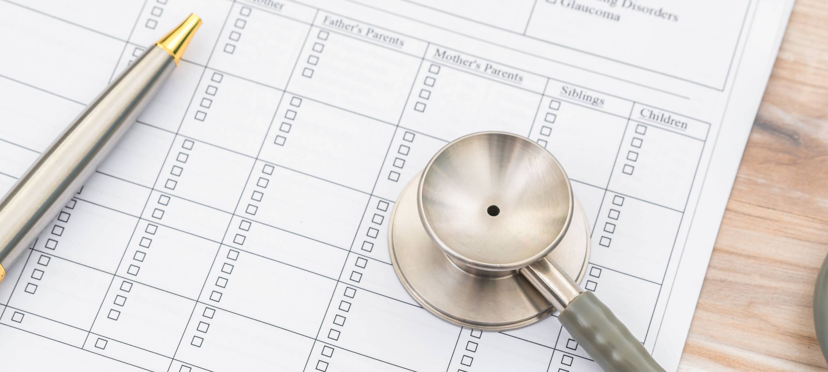 Unterlagen und ein Stethoskop liegen auf einem Schreibtisch