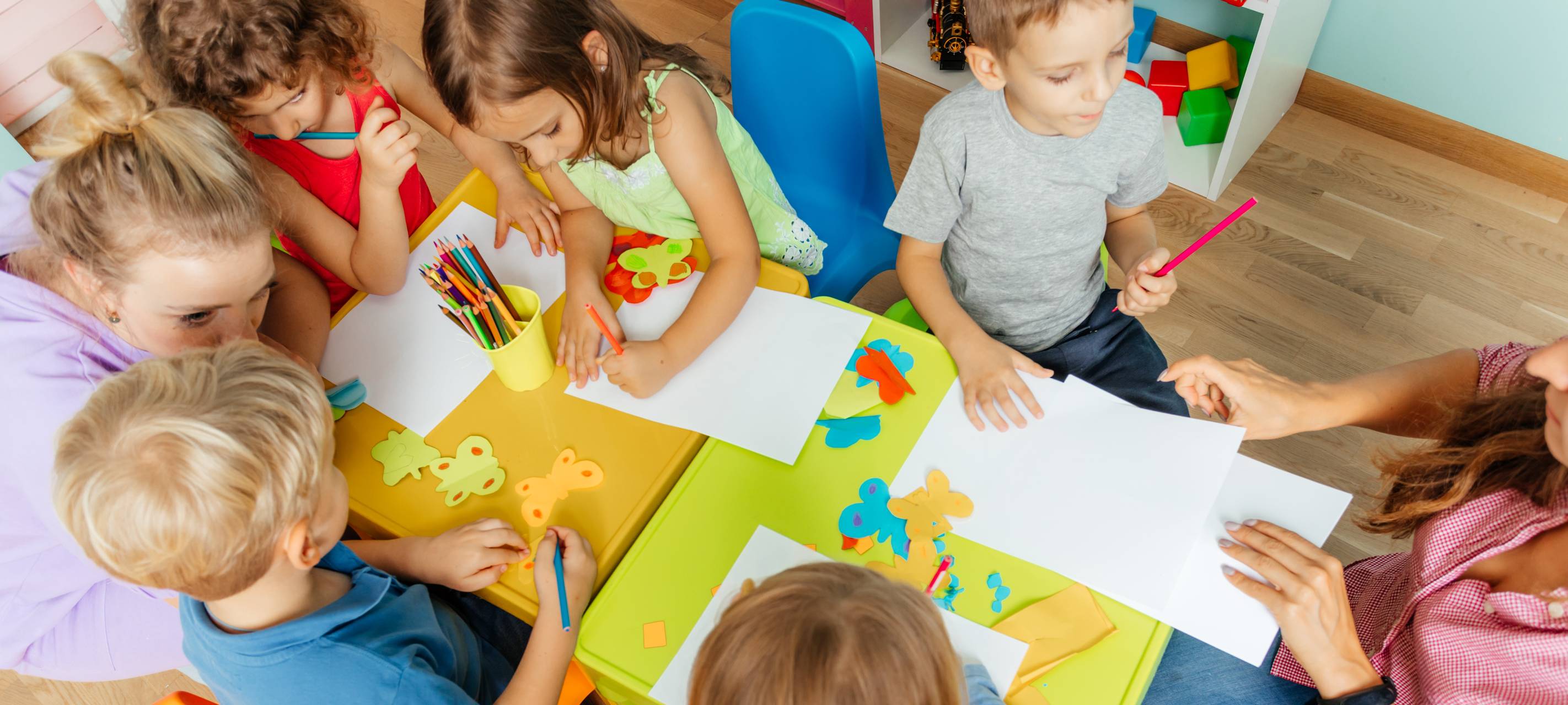 Kindermalen zusammen an einem Tisch