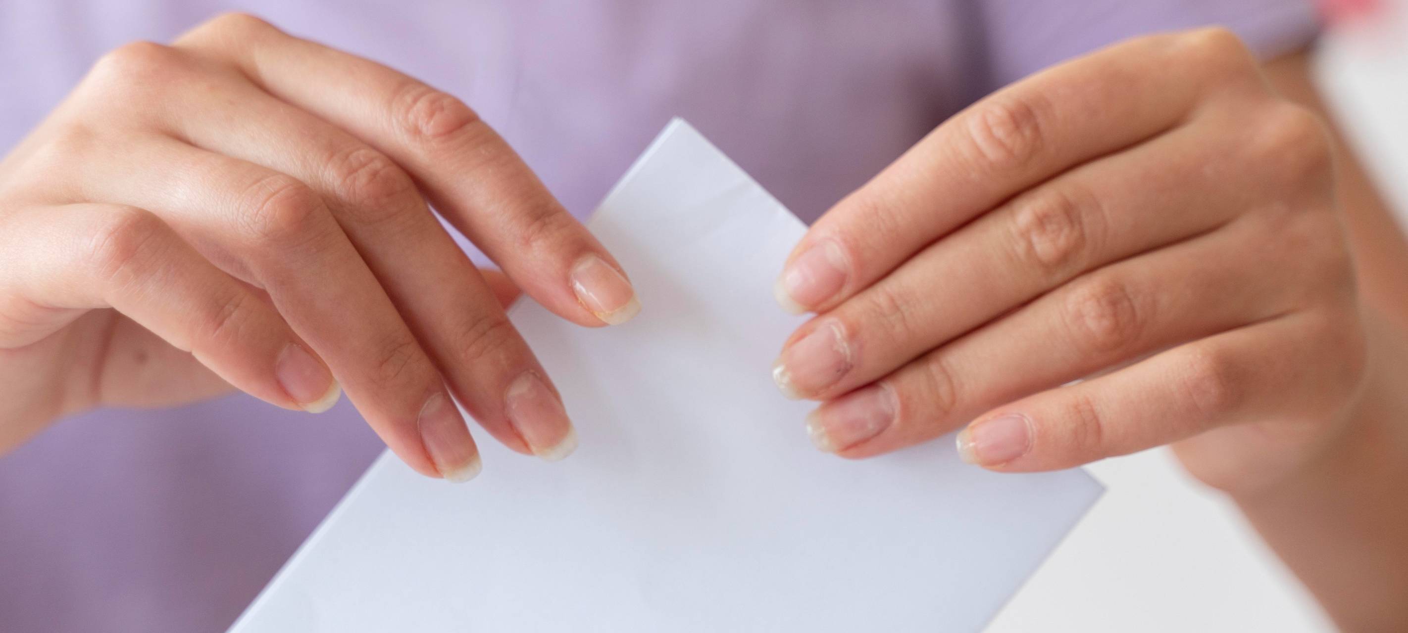 Wahlbrief wird in der Hand gehalten