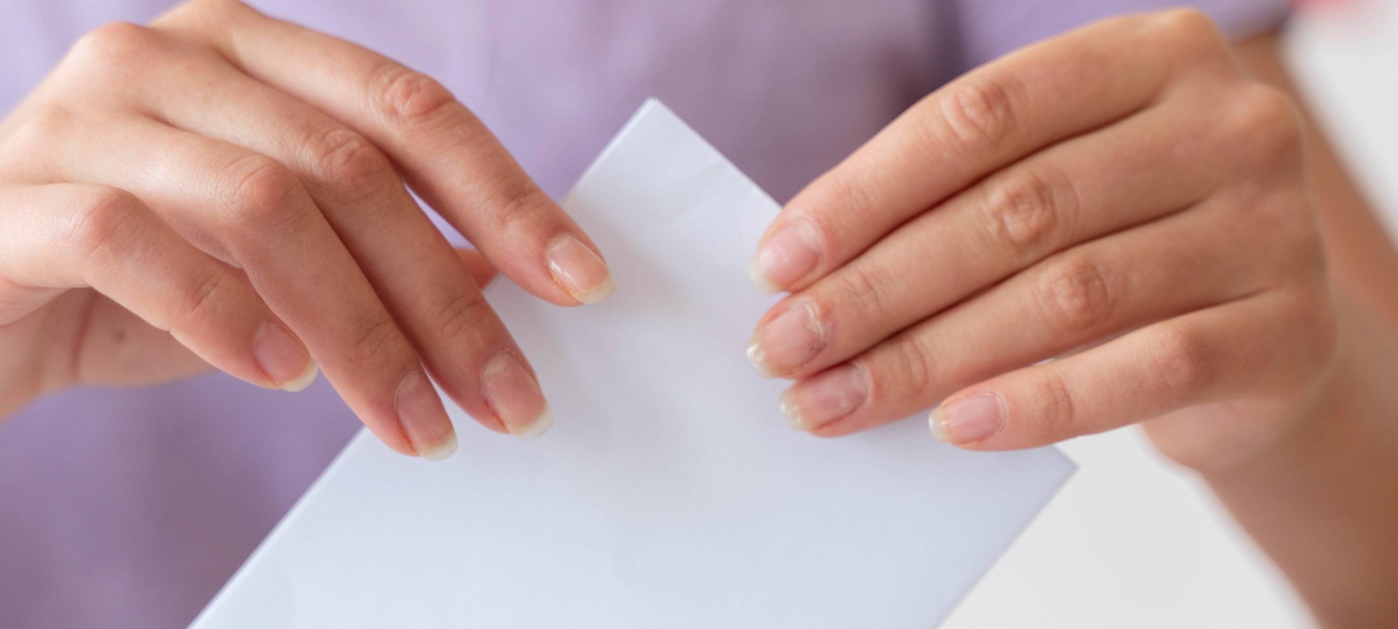 Wahlbrief wird in den Kasten geworfen