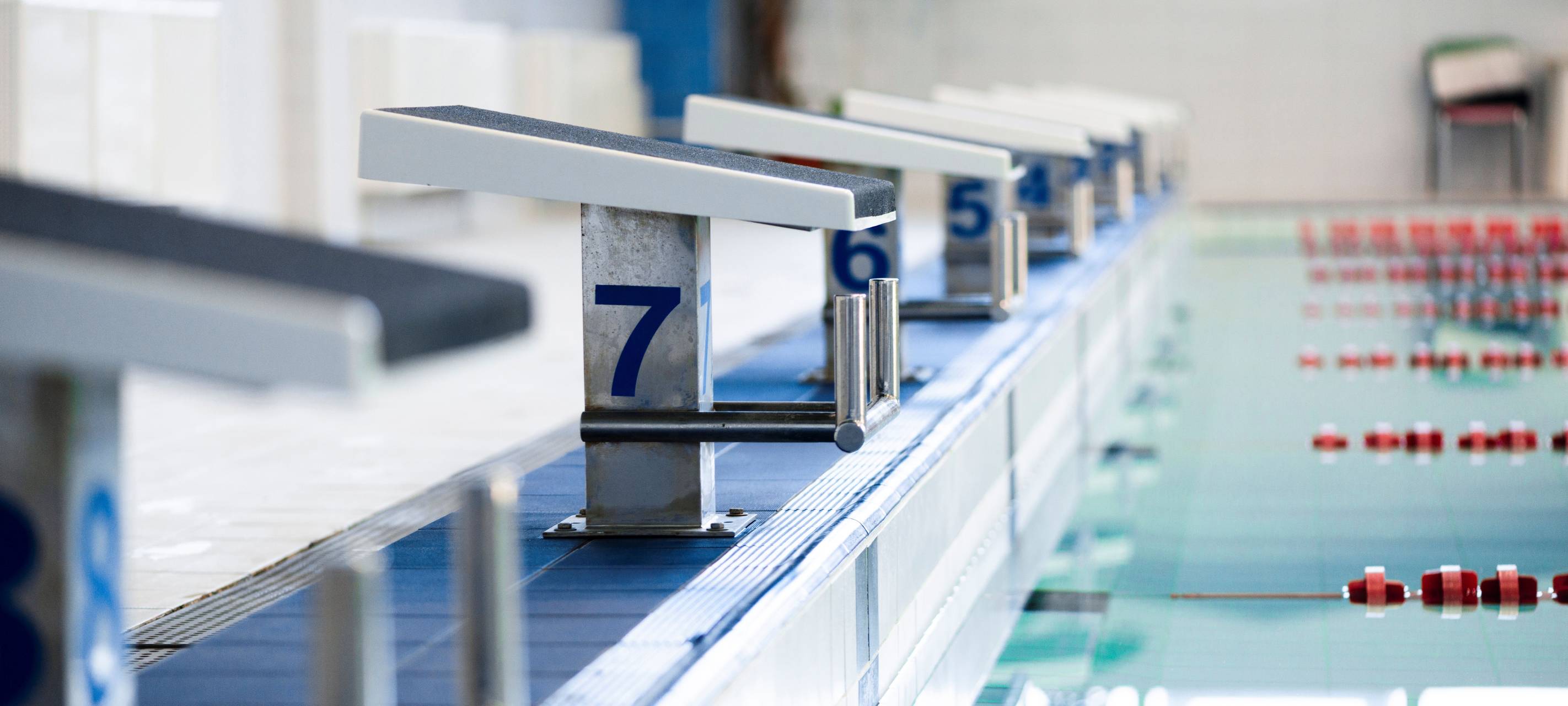 Ein Schwimmbecken im Hallenbad mit Startblöcken