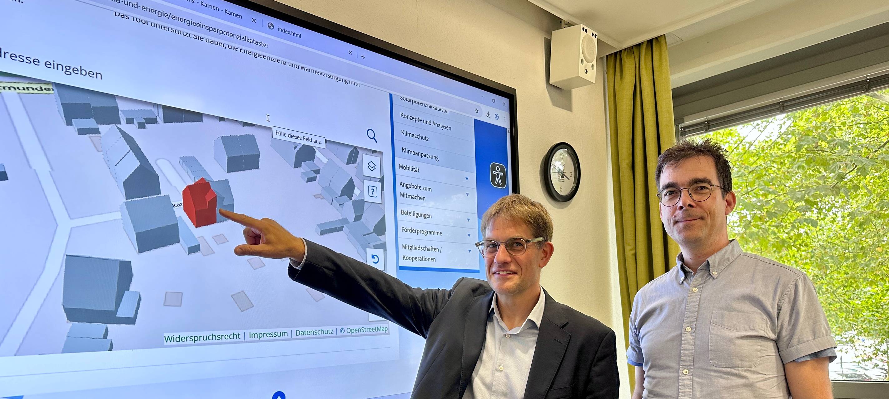 Dr. Stephan Wilforth (l.), Geschäftsführer von tetraeder.solar, und Kamens Klimaschutzmanager Gerald Müller stellen das Kataster vor.