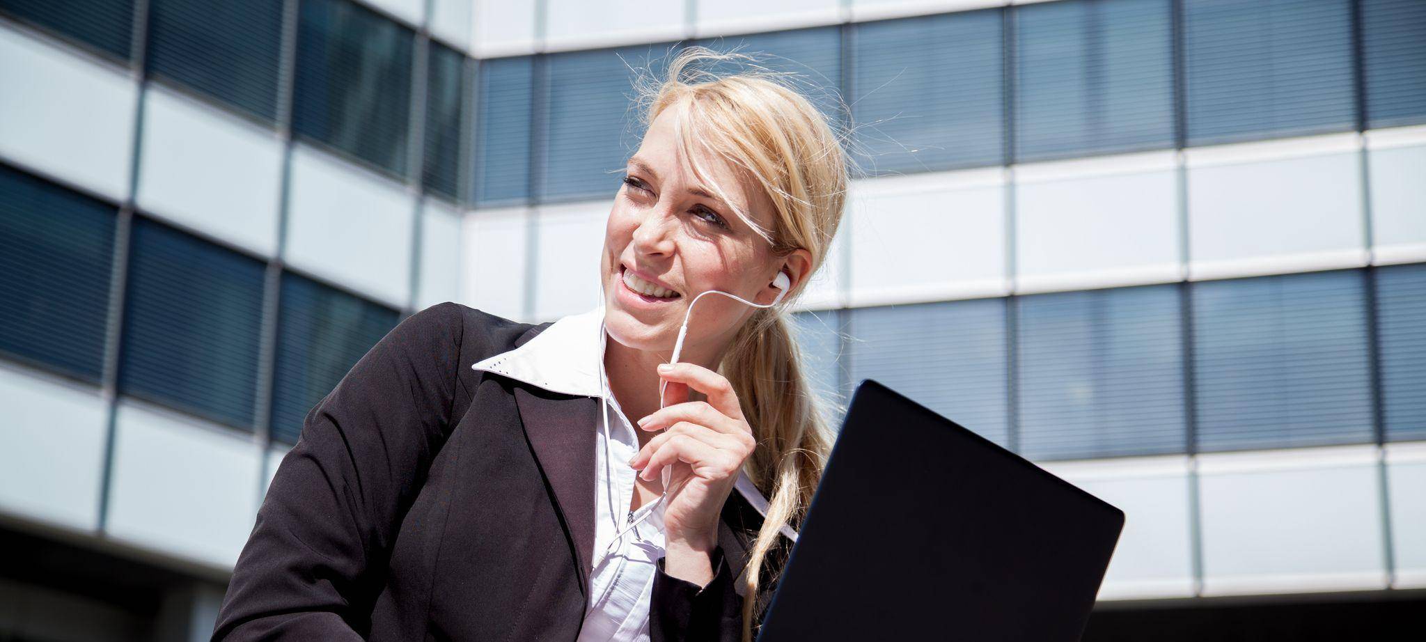 Businessfrau arbeitet draußen