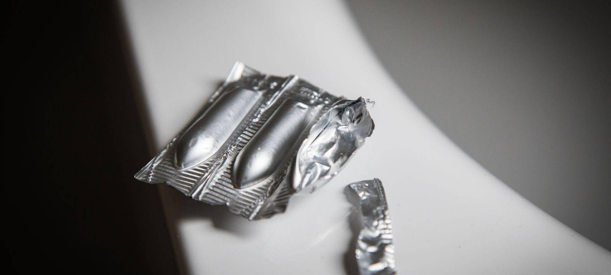 Zäpfchen liegen am Rand einer Badewanne