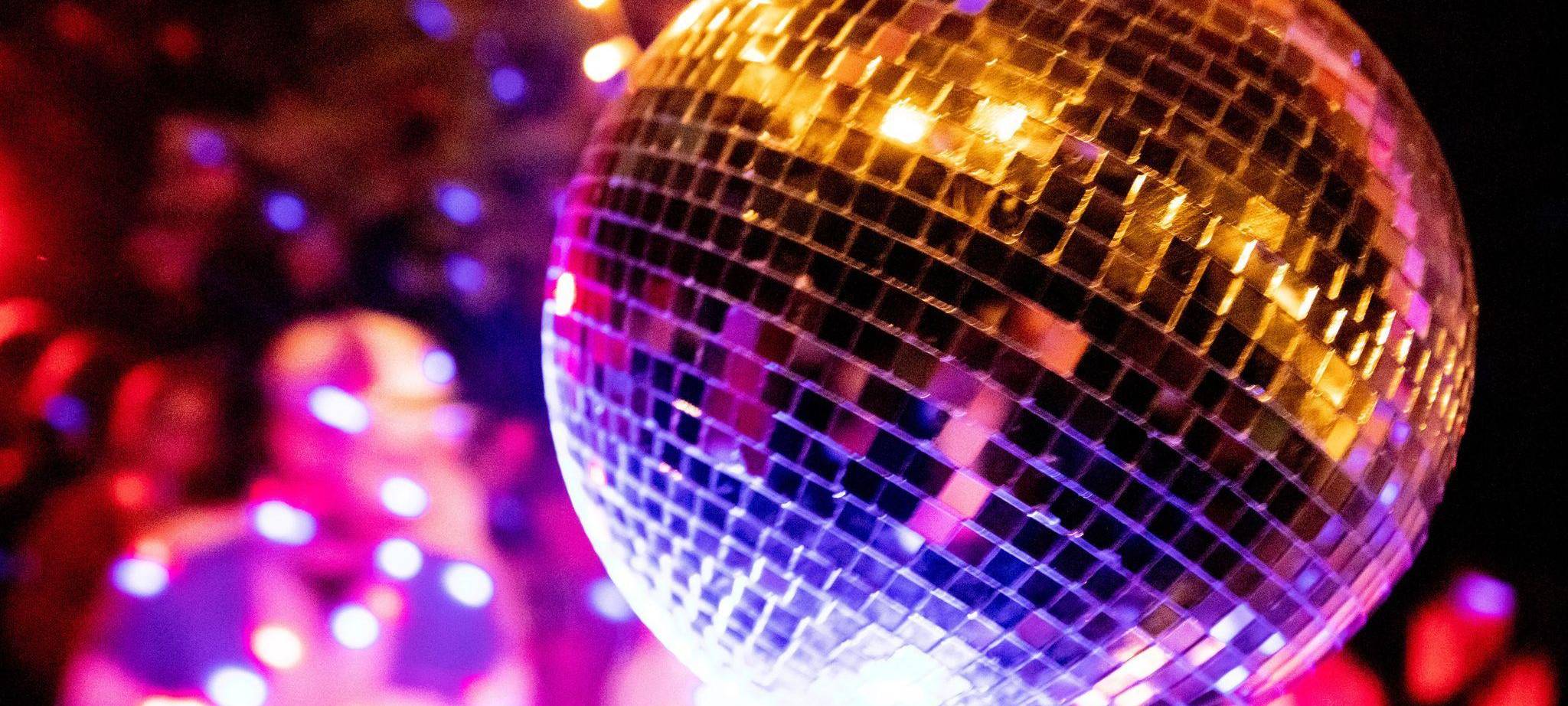 Diskokugel glitzert bei einer Feier