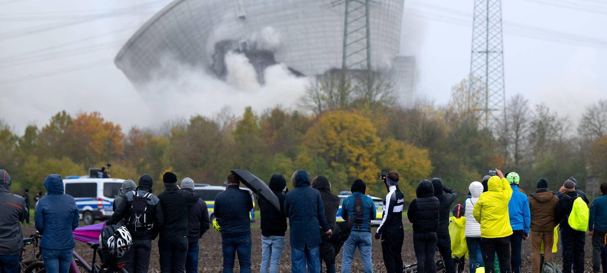 Sprengung der Kühltürme des Kernkraftwerks Gundremmingen