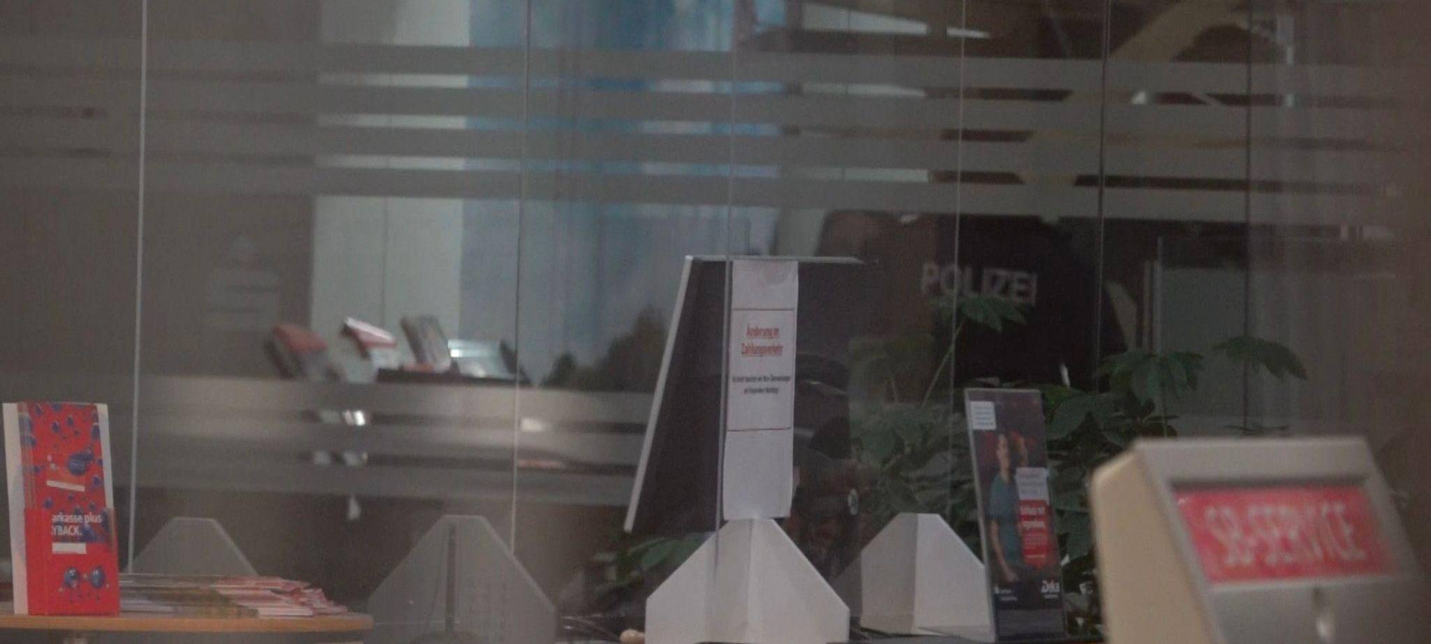 Polizei durchsucht Sparkasse nach Millionen-Coup