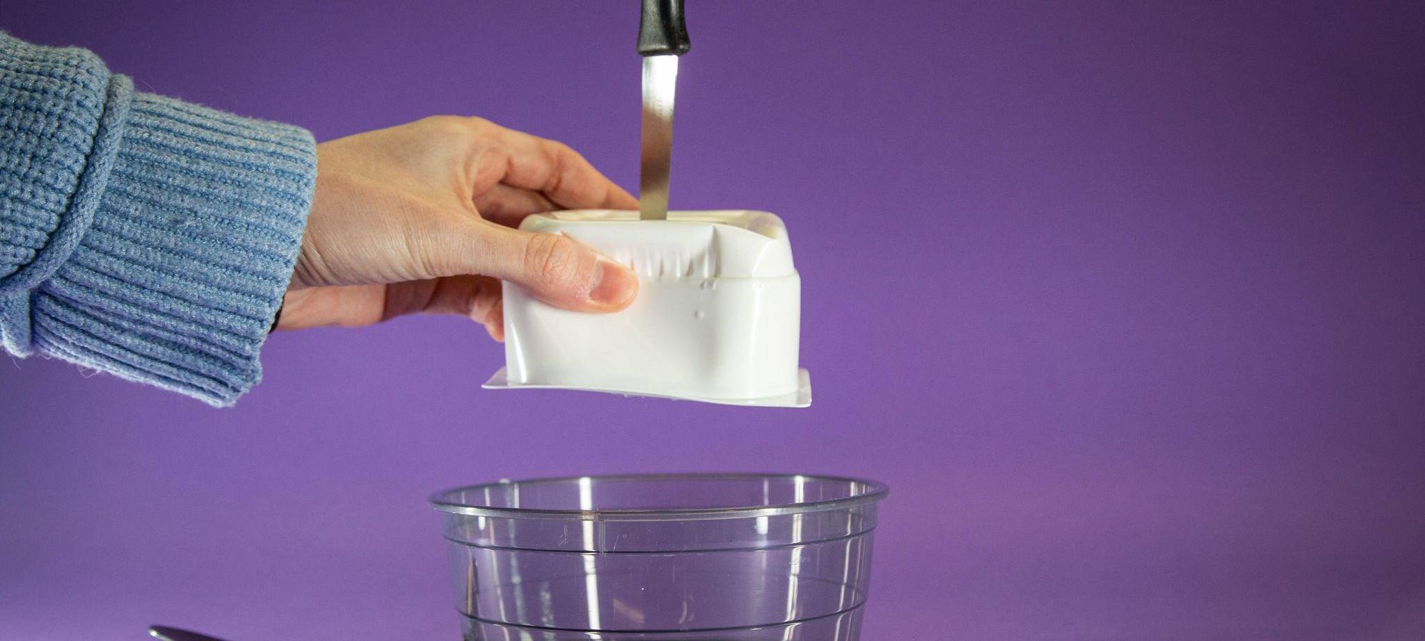 Quarkpackung wird mit einem Messer von oben eingestochen