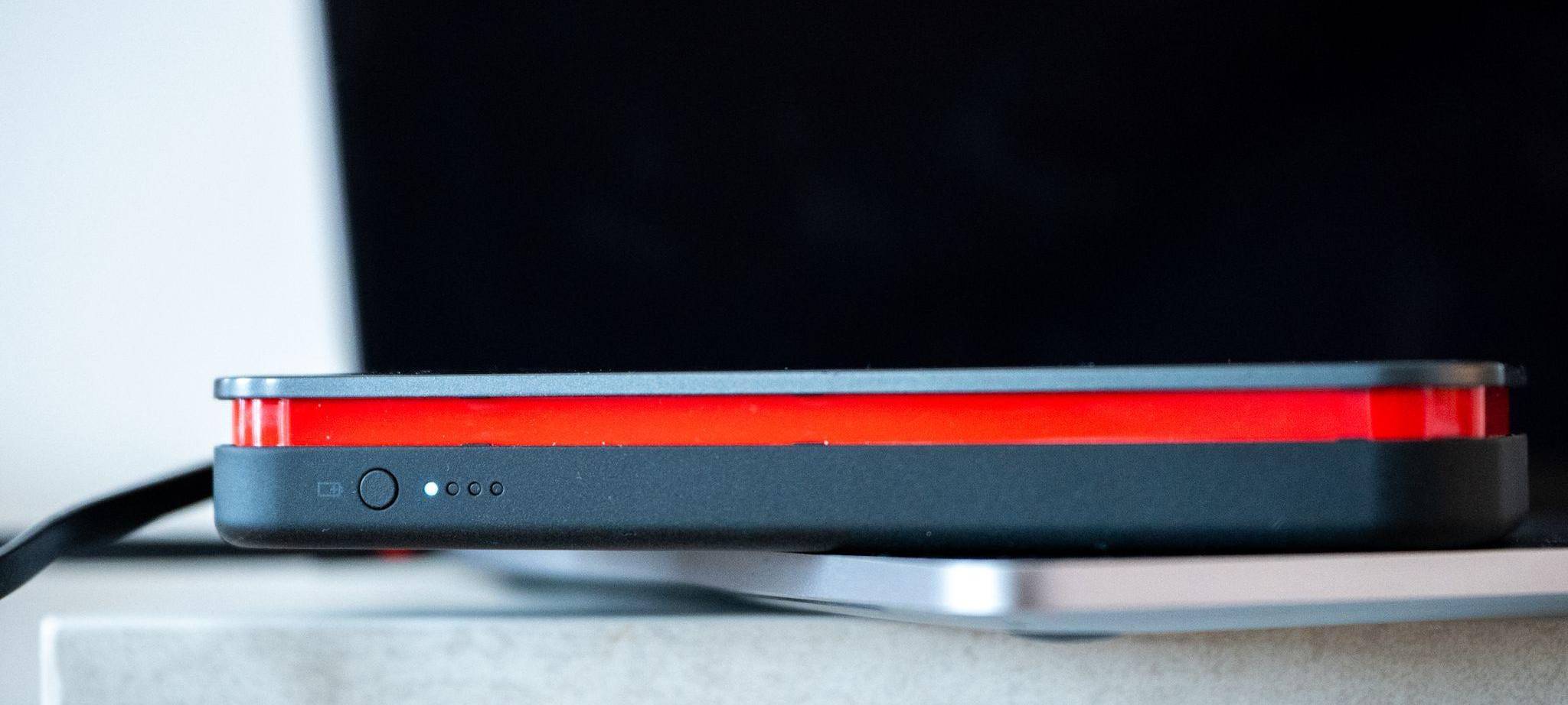 Eine Laptop Powerbank ist an einem MacBook angeschlossen