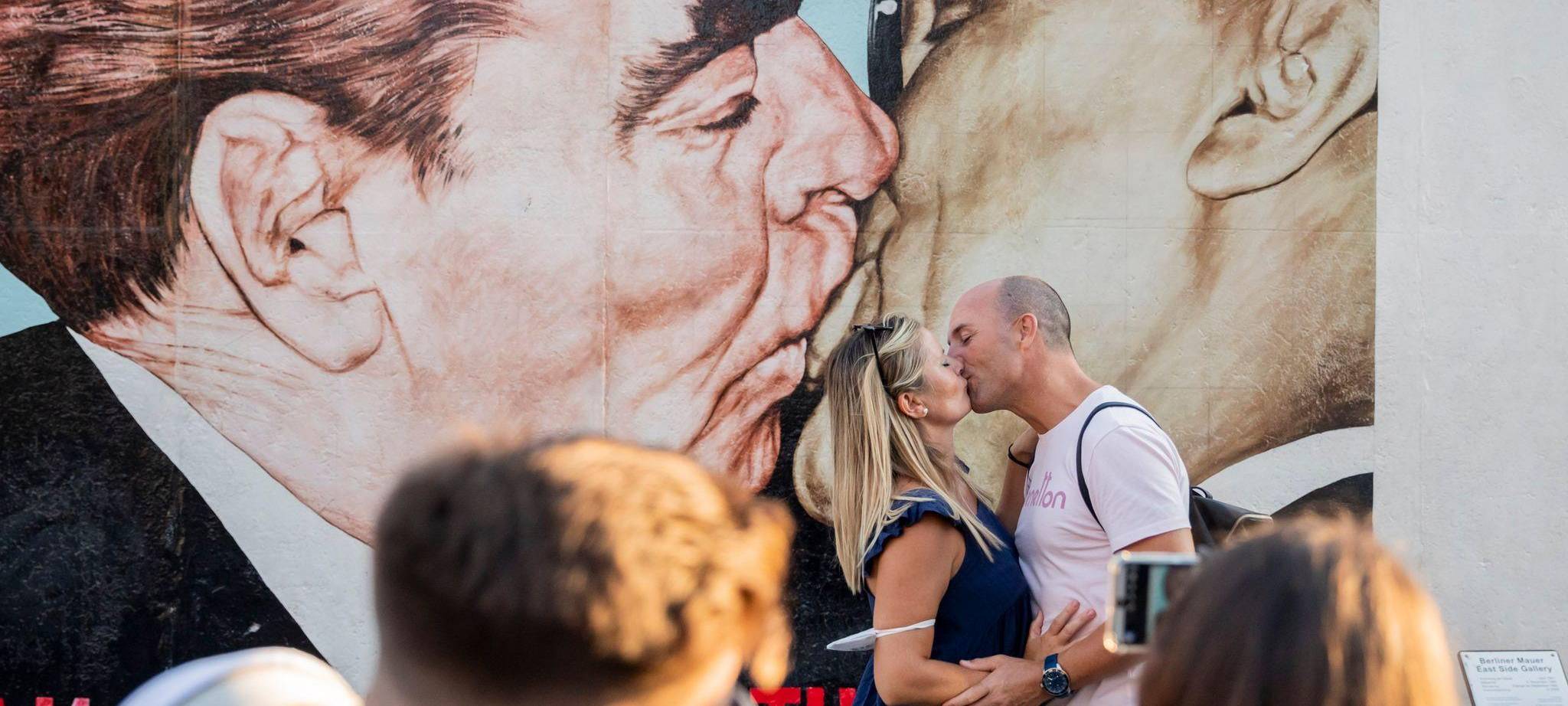 Kuss vor der Berliner Mauer