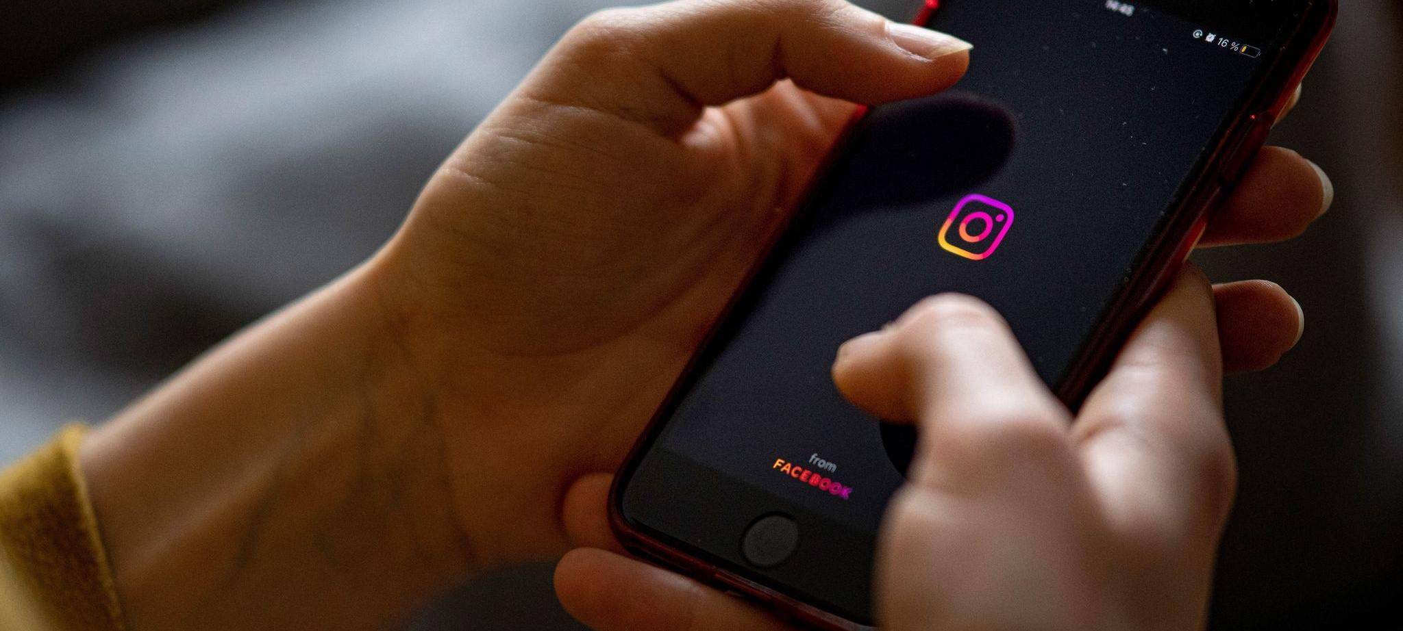 Instagram-Logo ist auf einem Smartphone zu sehen
