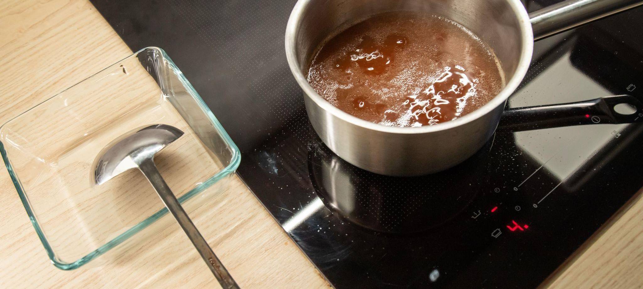 Knochenbrühe kocht in einem Topf