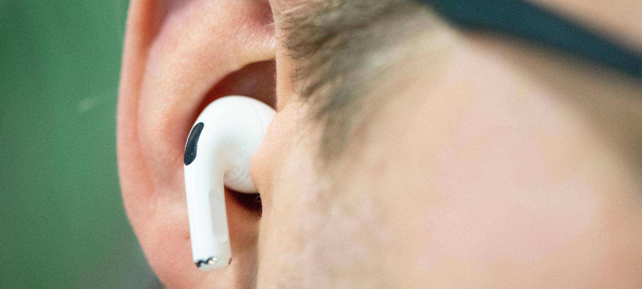 Ein Mann trägt Airpods
