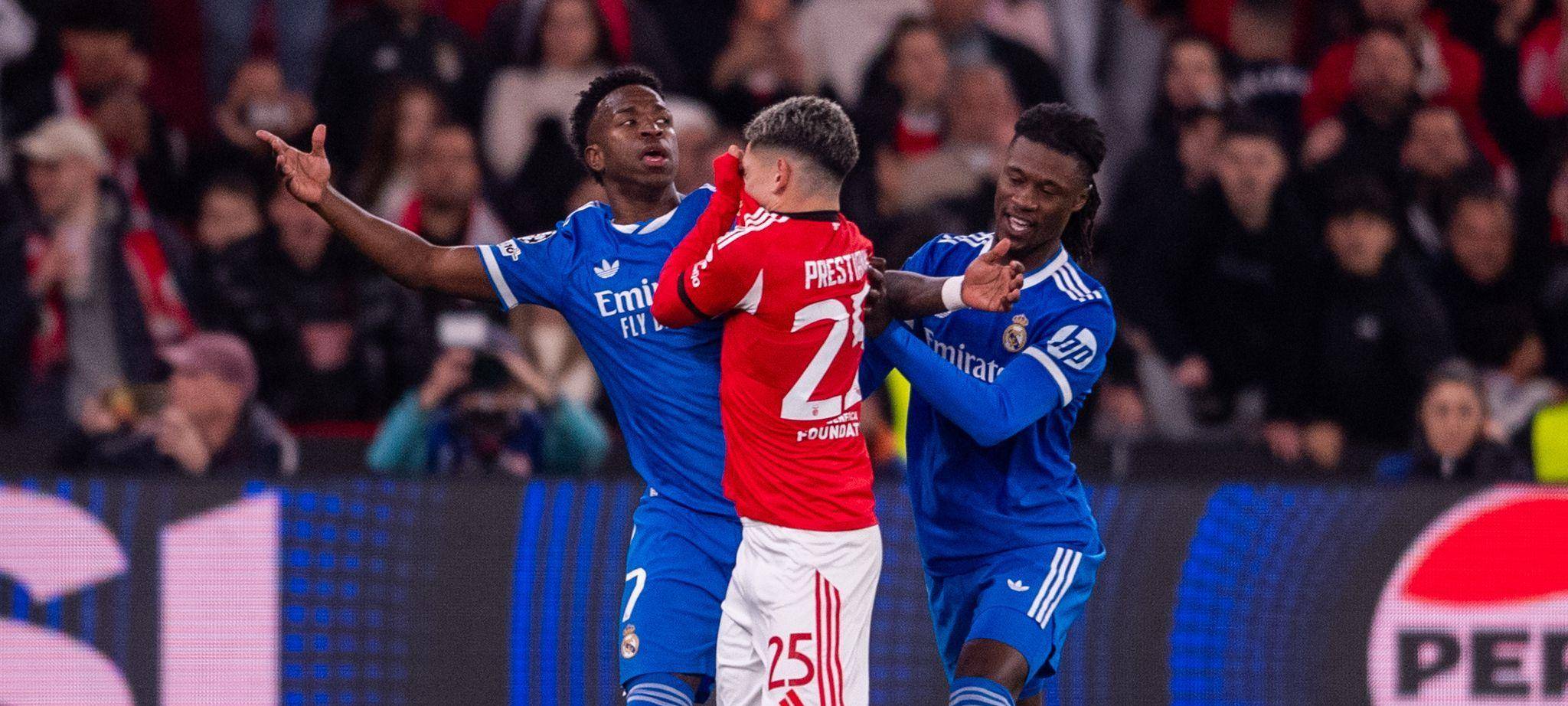 Vinicius Junior (l) und Gianluca Prestianni (m)