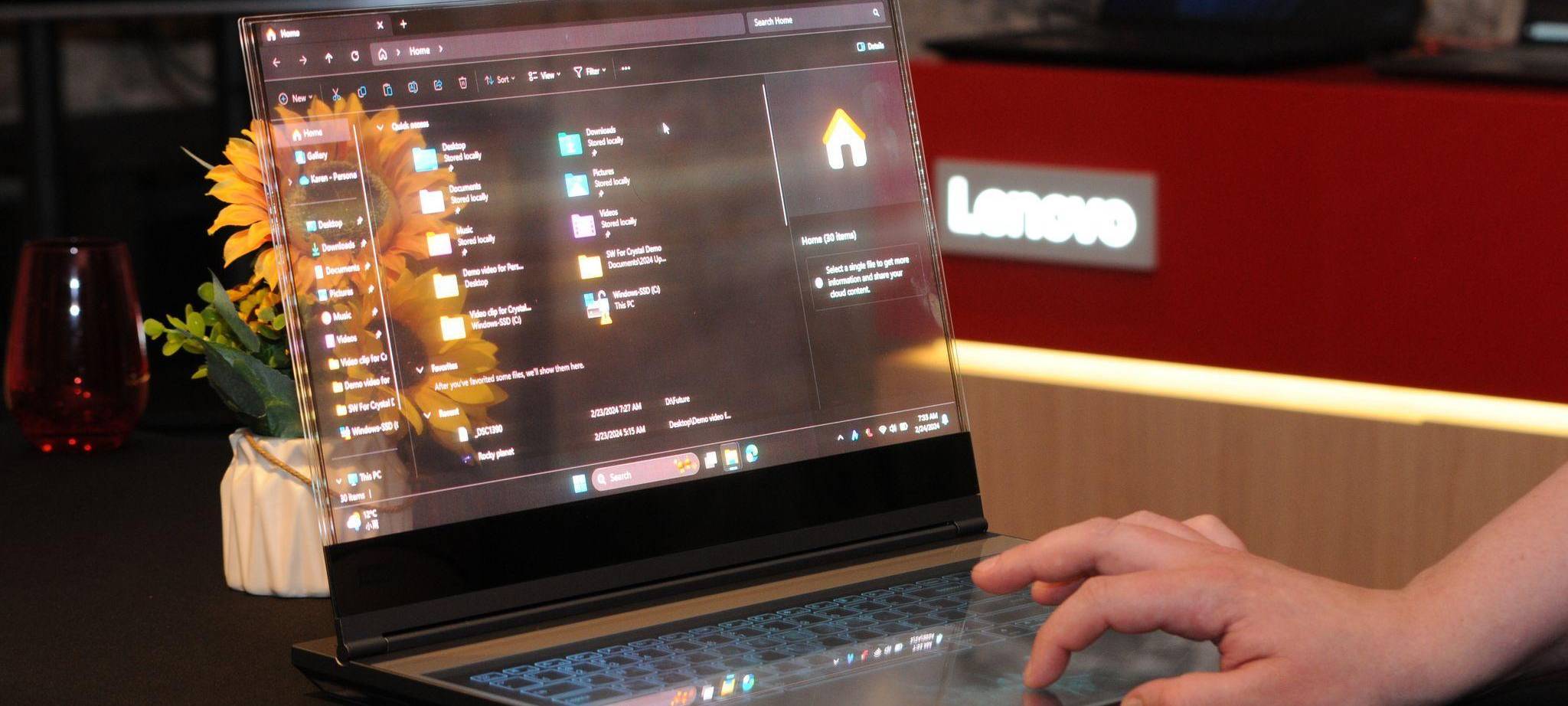 Laptop mit durchsichtigem Bildschirm