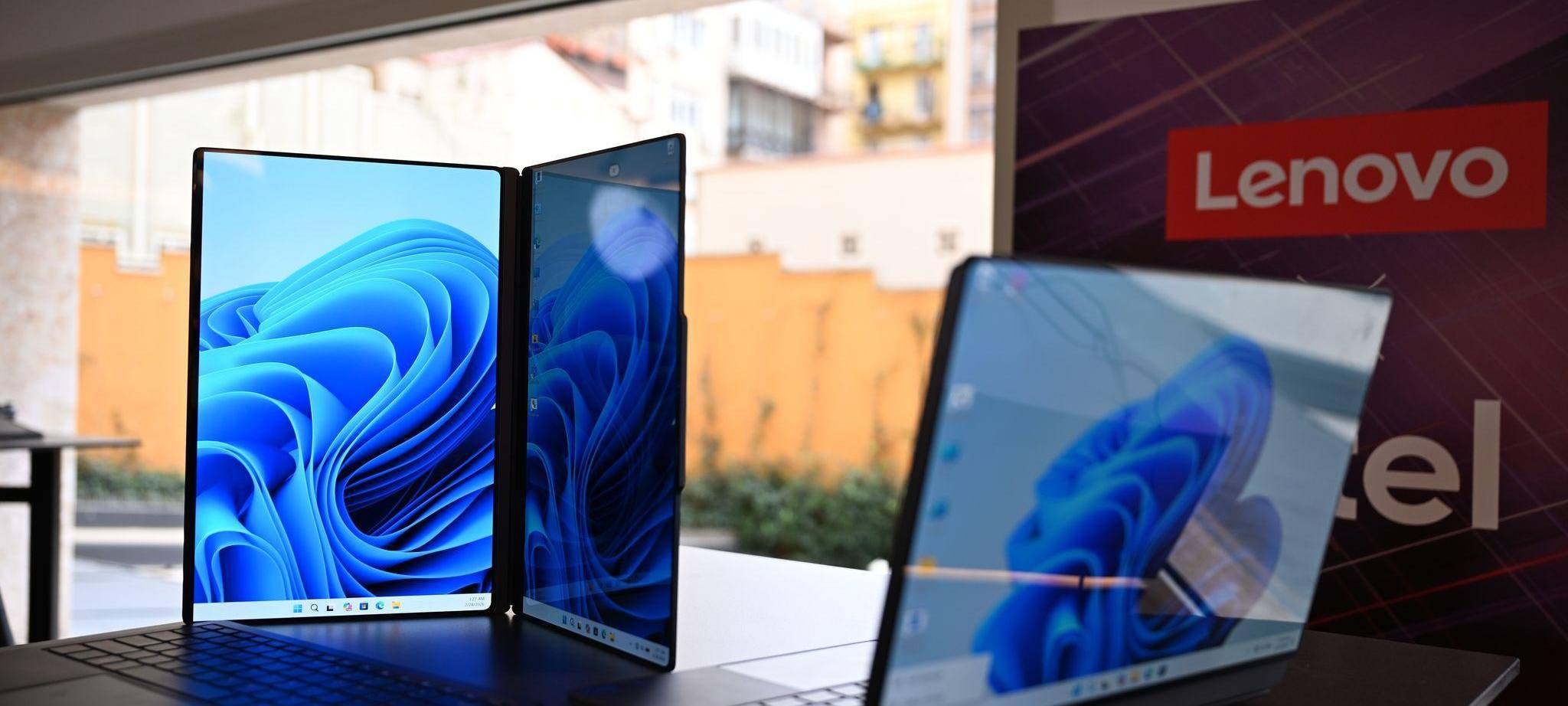 Lenovo-Laptop mit zwei Bildschirmen