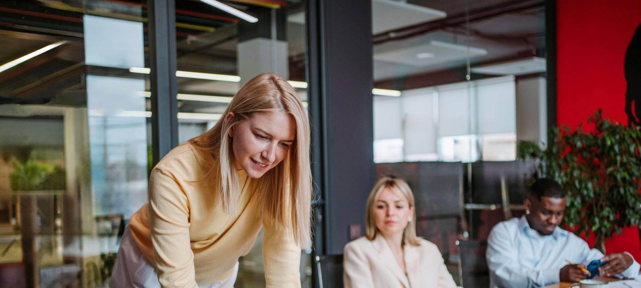 Kollegen arbeiten gemeinsam in einem Büro