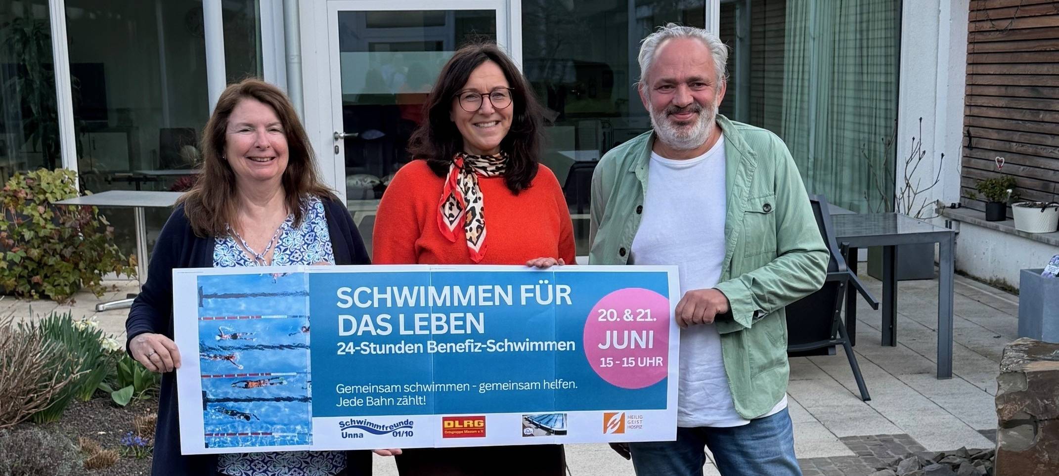 Ein Plakat kündigt das 24-Stunden-Schwimmen an