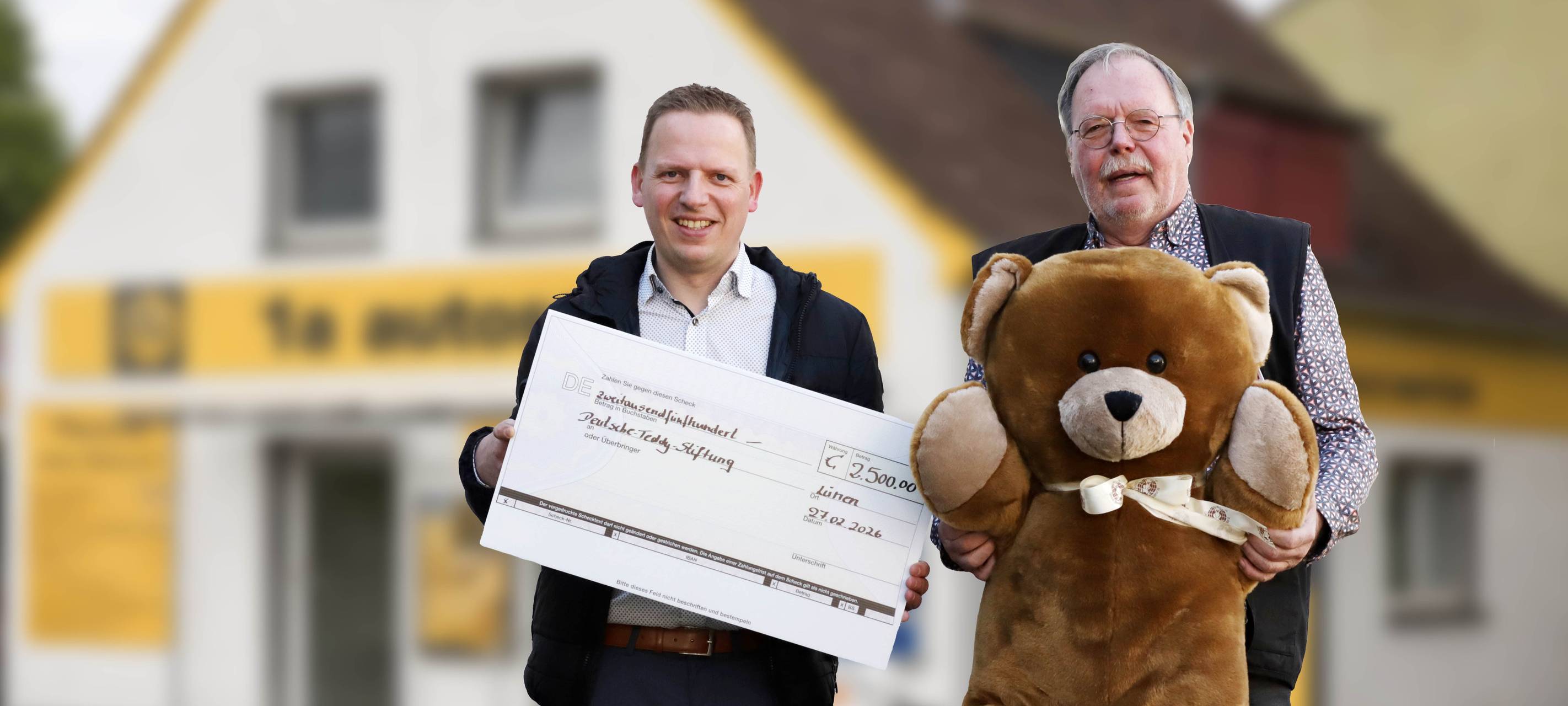 Fotomontage: Spendencheck und Teddy werden gezeigt beziehungsweise übergeben