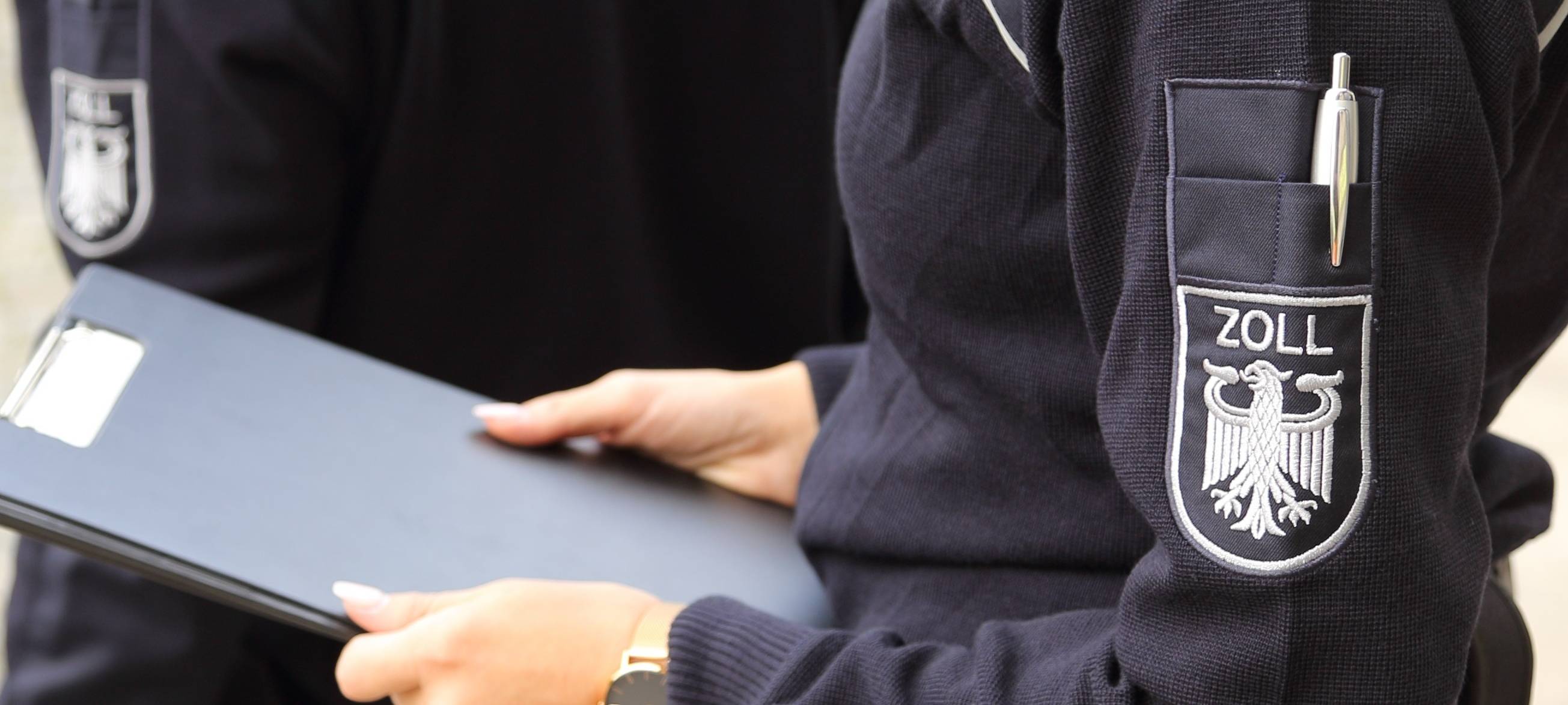 Zwei uniformierte Zollbeamte