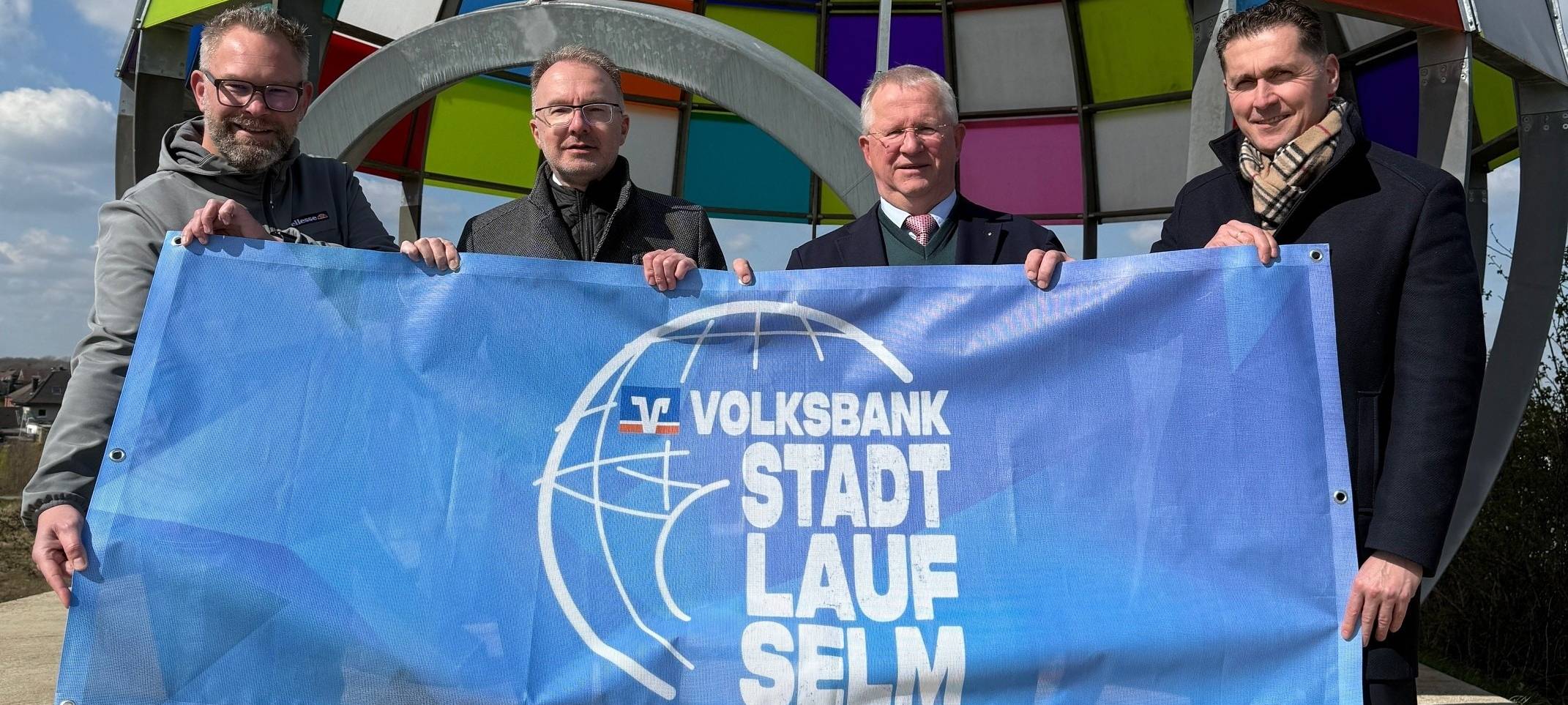 Ein Banner, auf dem der Volksbank Lauf in Selm angekündigt wird.