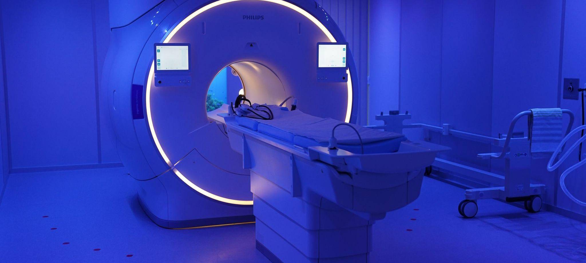 Blick auf Kernspintomograf in der Magnetresonanztomografie (MRT)