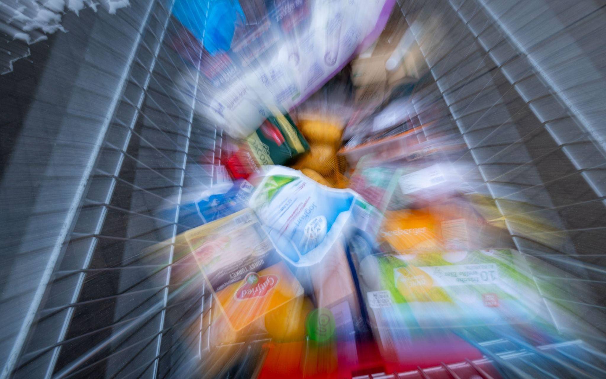 Lebensmittel liegen in einem Einkaufswagen