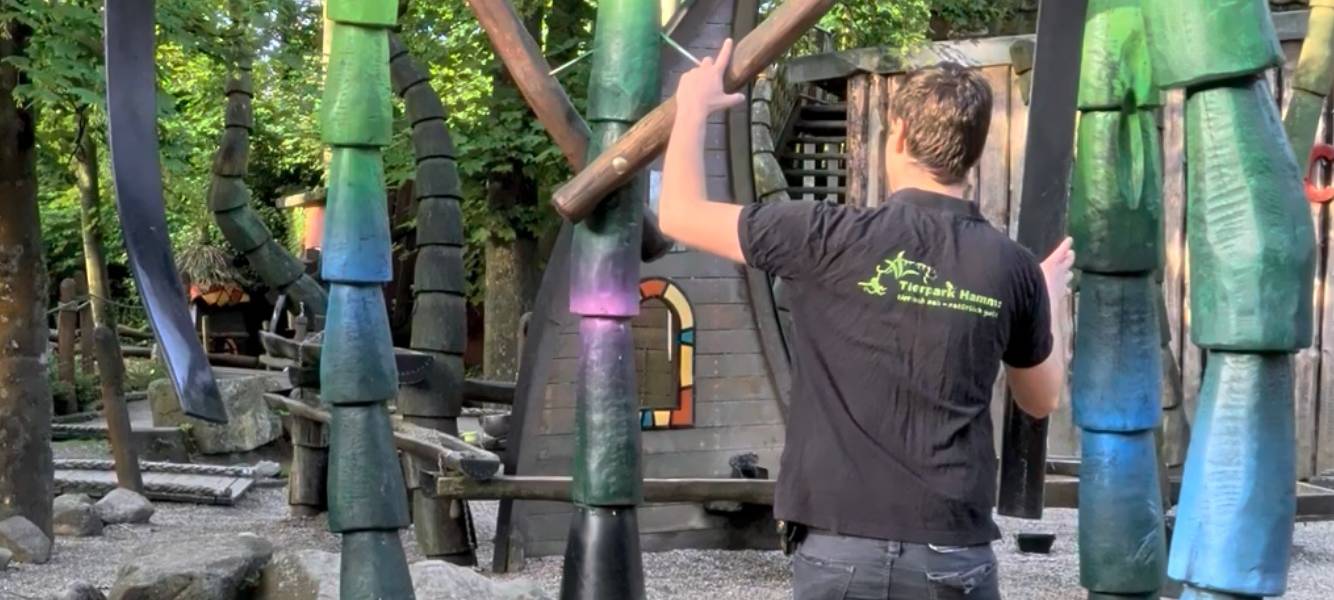 Sebastian Scherding überprüft im Tierpark Hamm, ob alle Spielgeräte sicher und heile sind.