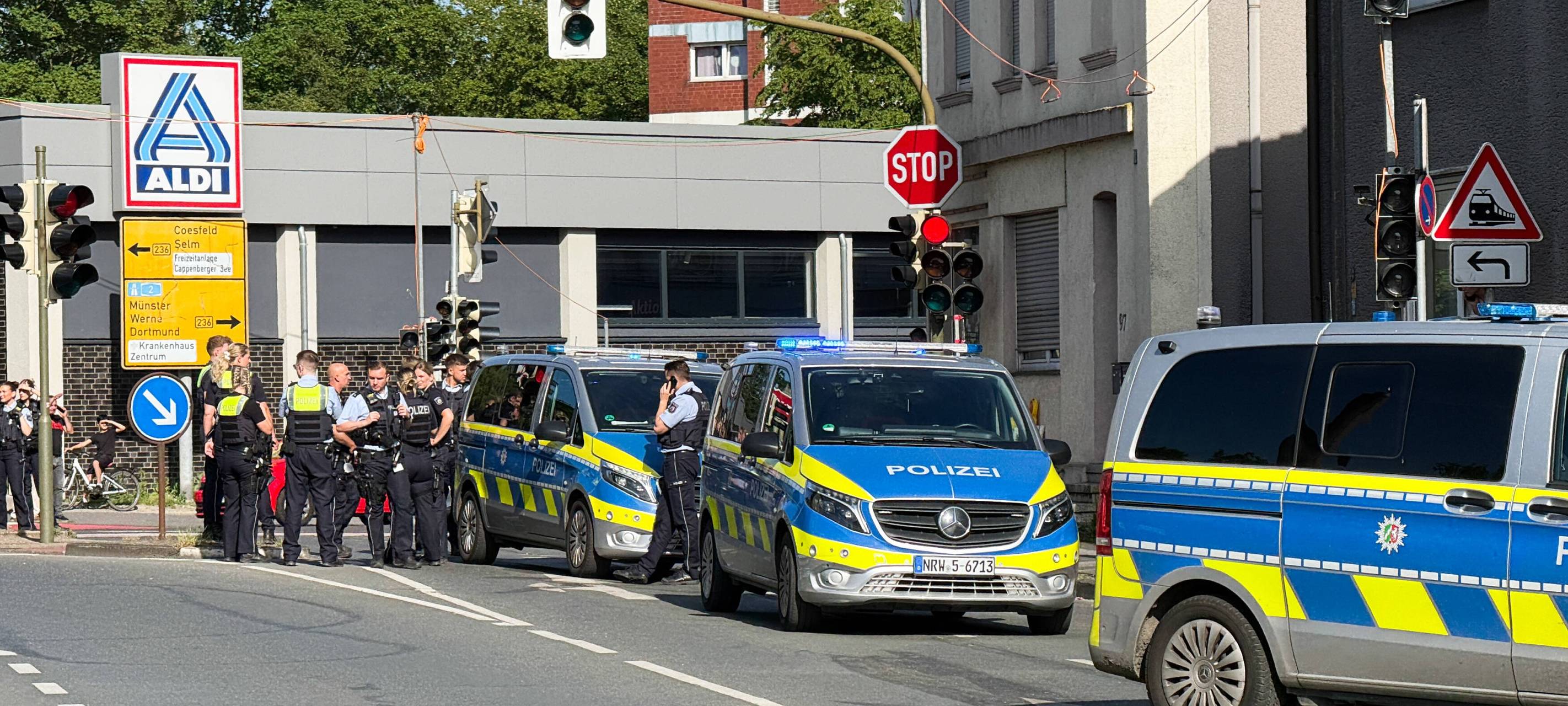 Eine Massenschlägerei hat einen Großeinsatz der Polizei in Lünen-Alstedde ausgelöst.