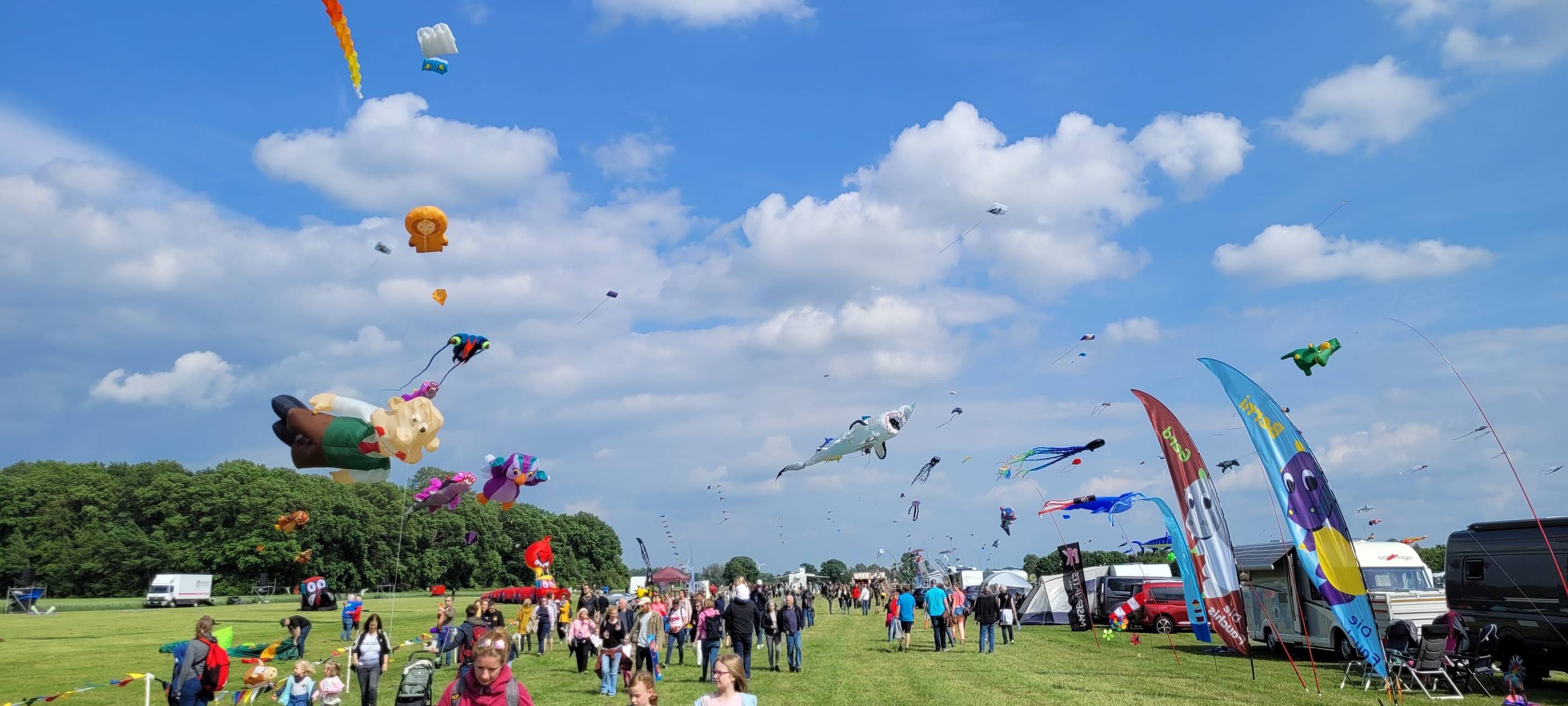 Bunte Drachen steigen über dem Segelflugplatz an der Derner Straße in Kamen bei Kamen Kite.