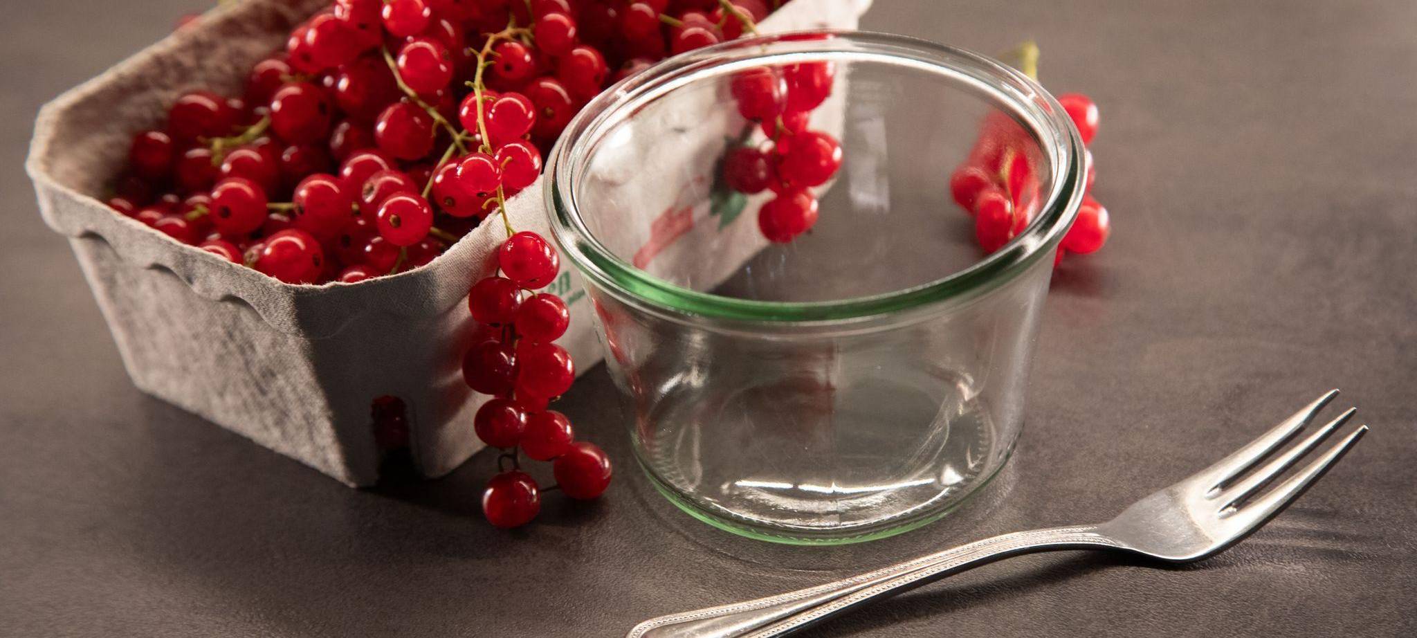 Johannisbeeren stehen auf einem Tisch