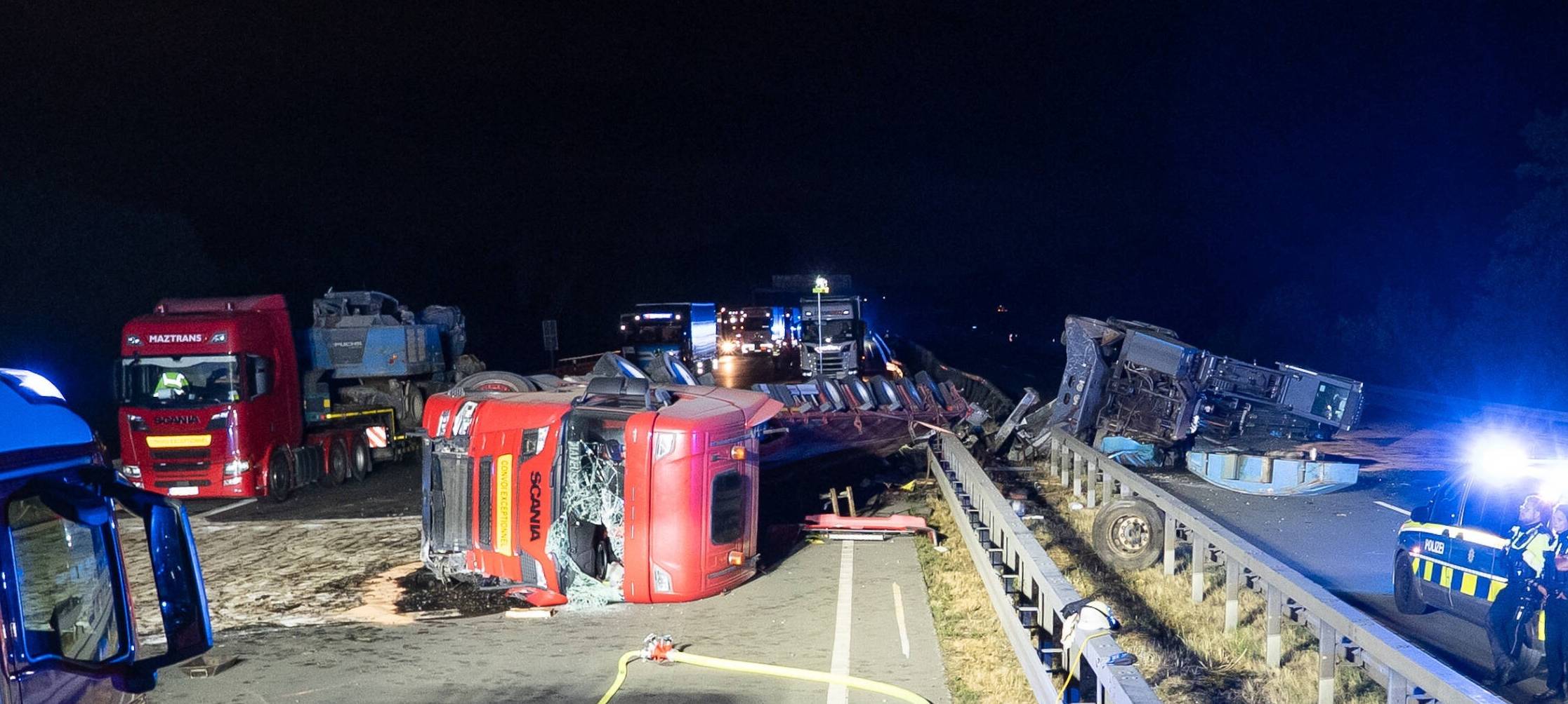 A2: Schwertransport mit Kran umgekippt