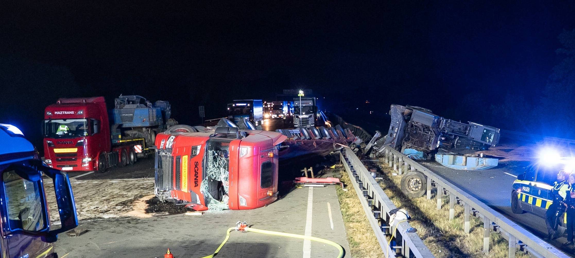 Auf der A2 bei Kamen/Bergkamen ist ein Schwerlasttransporter umgekippt.
