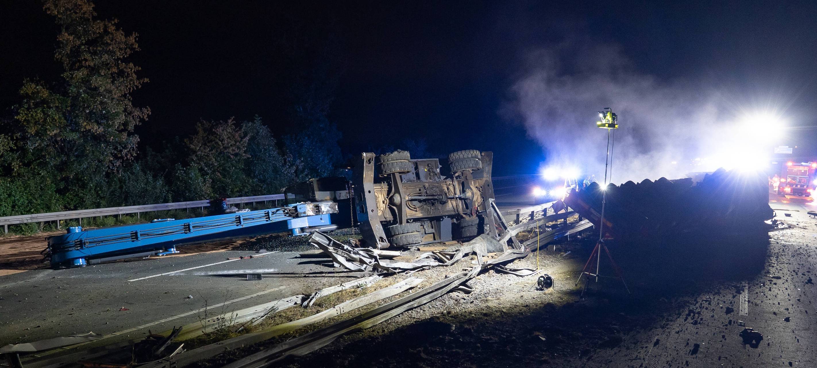A2: Schwertransport mit Kran umgekippt